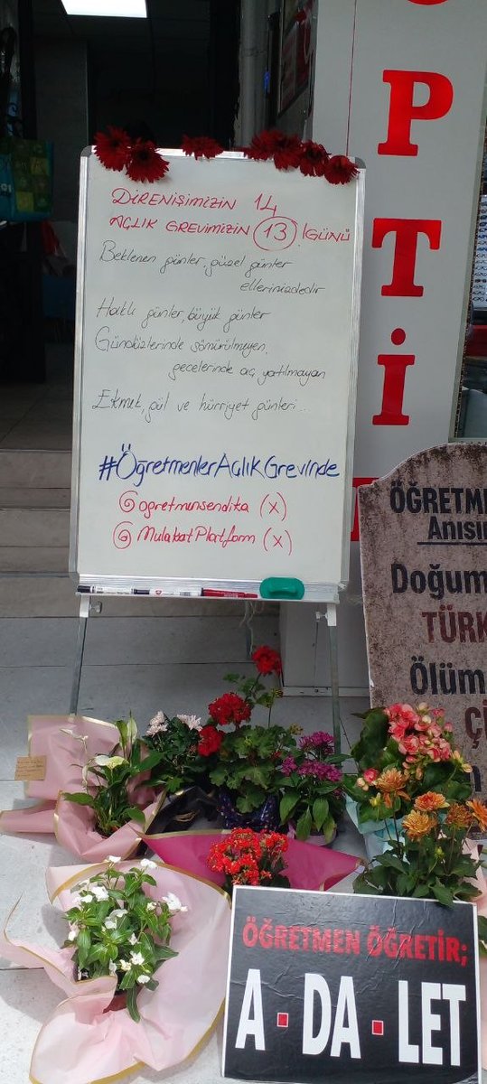 GazeteAlinteri5's tweet photo. ‼️Öğretmenler direnişin 14, açlık grevinin 13. gününde 

✅Taban maaş, iş güvencesi ve özlük haklar ile mülakat mağduriyetlerinin giderilmesi talepleriyle Ankara'da buluşan @ogretmensendika ve @MulakatPlatform üyesi #ÖğretmenlerAçlıkGrevinde 13 gündür! https://t.co/MGGTnRTl21
