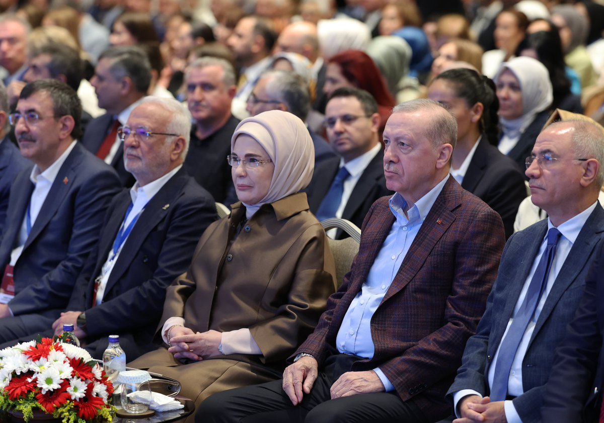 efkanala's tweet photo. Genel Başkanımız ve Cumhurbaşkanımız:

Siyaset “aynılar aynı yerde ayrılar ayrı yerde” anlayışıyla yapılmaz.

Siyaset uzlaşmaktır, konuşmaktır, müzakeredir, farklılıkları koruyarak ortak bir zeminde buluşma çabasıdır. https://t.co/Dq9daHh7PP