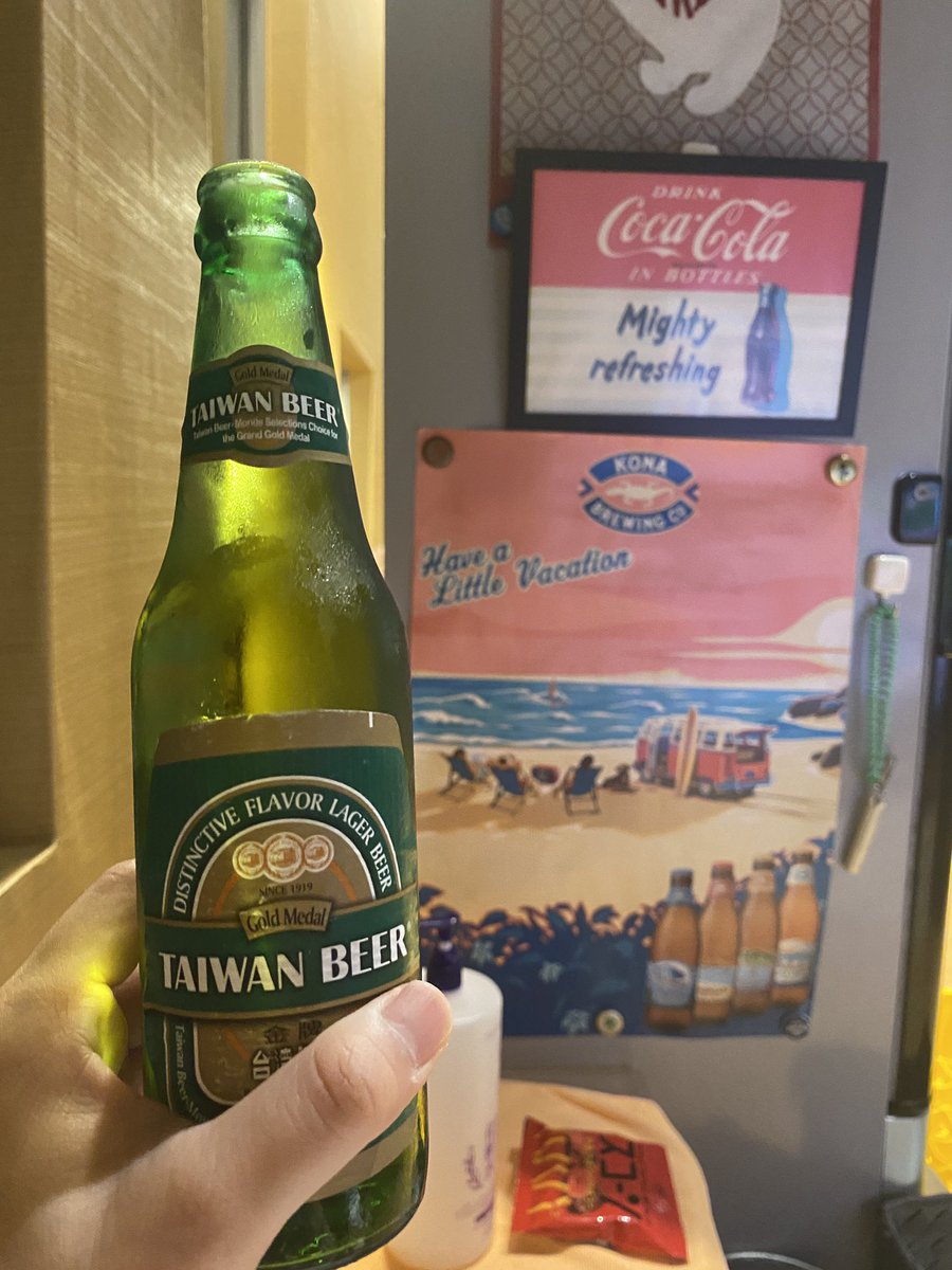 Manammy3's tweet photo. 銭湯あがりにビール飲んだらついてきた。500円の瓶ビールにミニおつまみがついて、さらに本日はノベルティつき。
自宅から徒歩2分の距離に銭湯がある幸せ。 https://t.co/7o9OmgVpJt