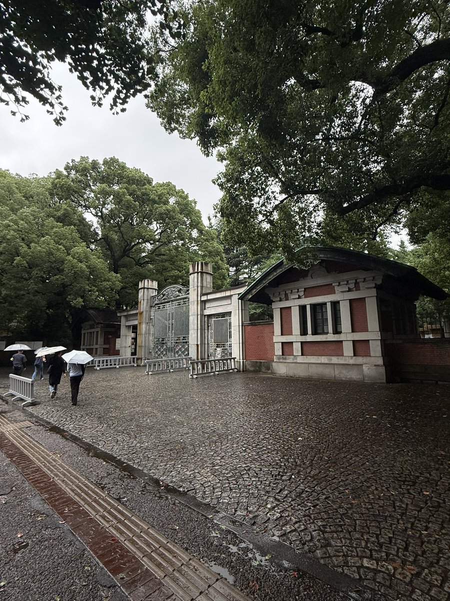 hitomiscape's tweet photo. 東京大学公開講座「都市と建築」3日目🏛️

最終回のテーマは
「防災に強い都市とは」

ナイチンゲールの時代から、病気や健康には
光・音・熱・水・空気環境が関係すると考えられていたそう😳

これって、ランドスケープにもつながる話では…？👀

#東京大学公開講座
#都市と建築
#東京大学
#安田講堂 https://t.co/0JzteHwzwl