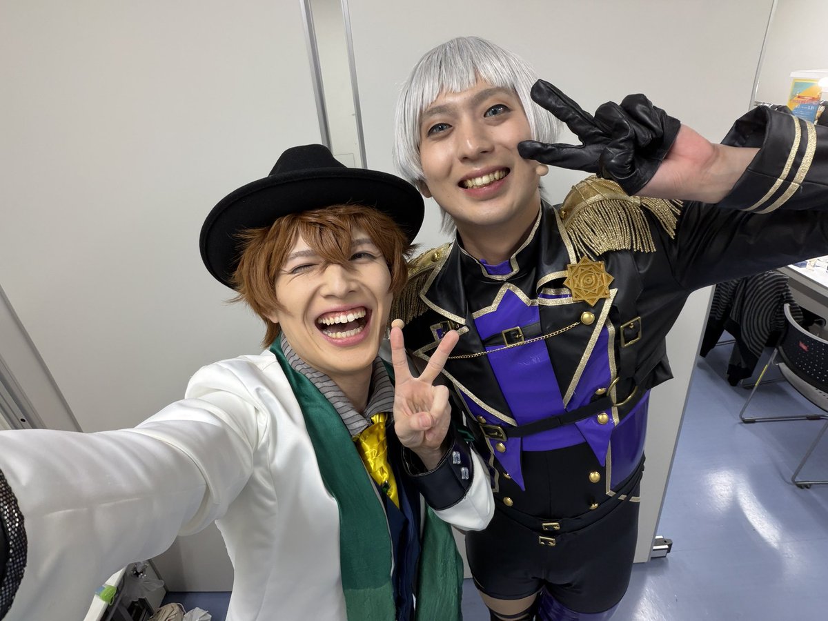 reizi_sakagaki's tweet photo. #舞台アイチュウ　初日2公演ご視聴ご来場誠にありがとうございました。

最高に楽しくパフォーマンス出来ました。
明日も悔いなく出し切りたいと思います。

久々に澪君に教えてもらった
黒魔術できてバベル君召喚出来て良かったw

団扇やペンライト見つけたよ！
ありがとう😘 https://t.co/NYP1GFLaNy