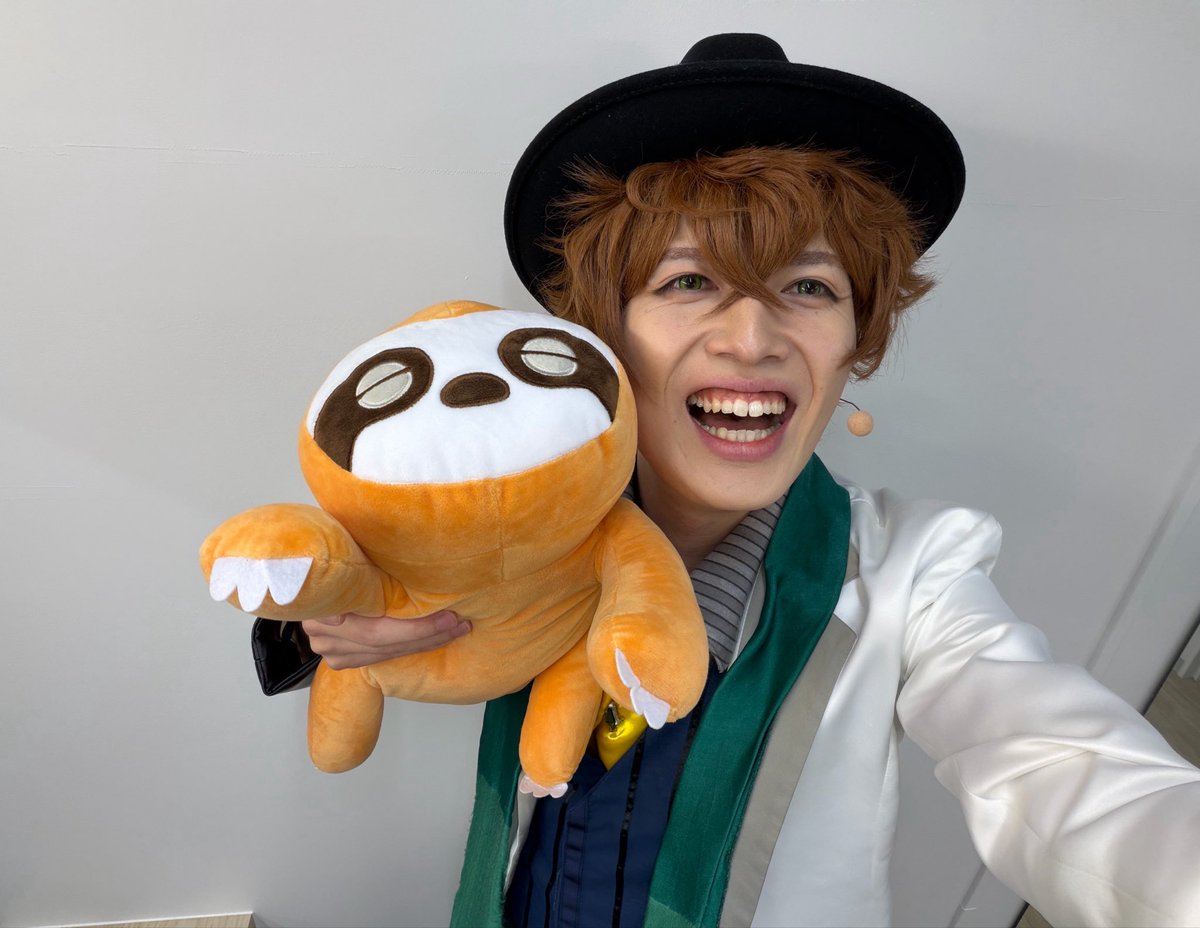 reizi_sakagaki's tweet photo. #舞台アイチュウ　初日2公演ご視聴ご来場誠にありがとうございました。

最高に楽しくパフォーマンス出来ました。
明日も悔いなく出し切りたいと思います。

久々に澪君に教えてもらった
黒魔術できてバベル君召喚出来て良かったw

団扇やペンライト見つけたよ！
ありがとう😘 https://t.co/NYP1GFLaNy