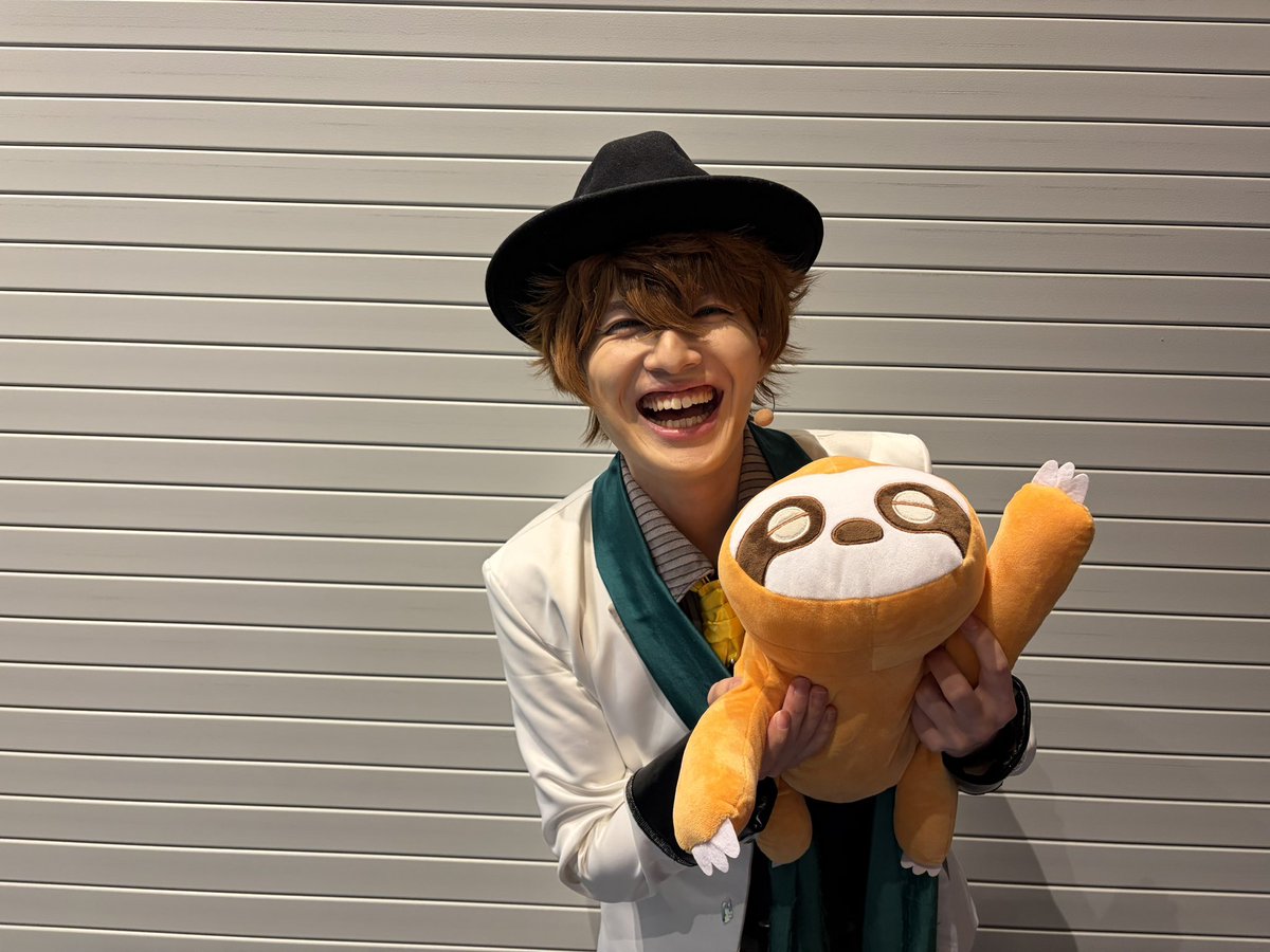 reizi_sakagaki's tweet photo. #舞台アイチュウ　初日2公演ご視聴ご来場誠にありがとうございました。

最高に楽しくパフォーマンス出来ました。
明日も悔いなく出し切りたいと思います。

久々に澪君に教えてもらった
黒魔術できてバベル君召喚出来て良かったw

団扇やペンライト見つけたよ！
ありがとう😘 https://t.co/NYP1GFLaNy