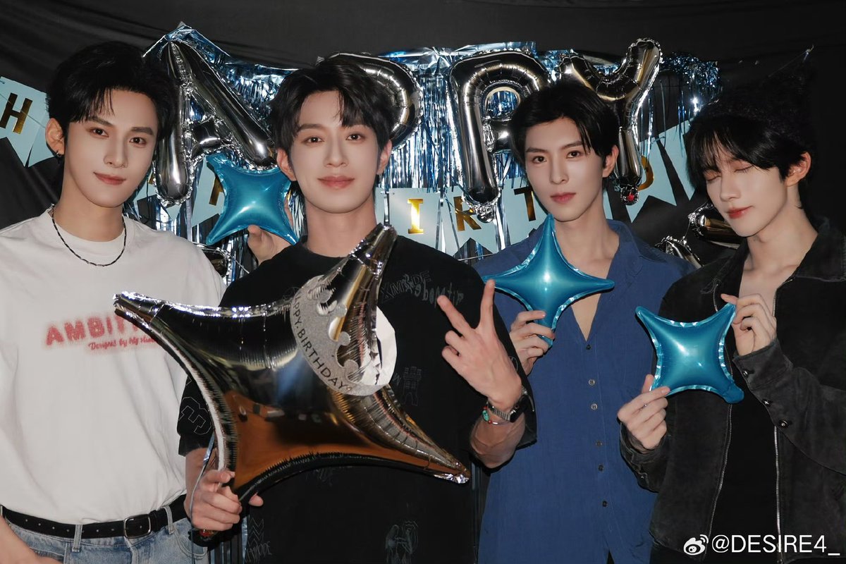 HuangXingTH's tweet photo. WEIBO | DESIRE4_ UPDATE

วันนี้ยกให้เจ้าของวันเกิดคุณหลี่เขาเลย～
แฮปปี้เบิร์ดเดย์นะหลี่เพ่ยเอิน 🎂🎂🎂

🖇️ https://t.co/gjBZh5gFyA

#EliotHuang #HuangXing #Desire4 https://t.co/rocF3h6mJI