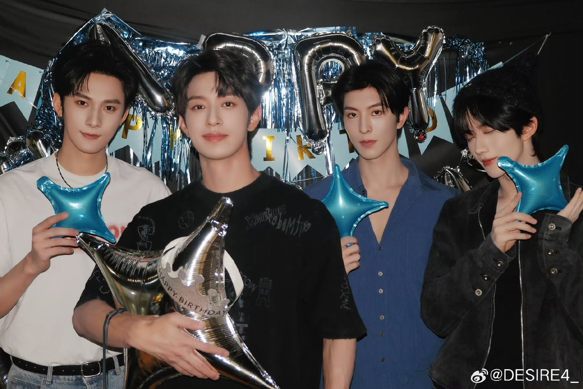 HuangXingTH's tweet photo. WEIBO | DESIRE4_ UPDATE

วันนี้ยกให้เจ้าของวันเกิดคุณหลี่เขาเลย～
แฮปปี้เบิร์ดเดย์นะหลี่เพ่ยเอิน 🎂🎂🎂

🖇️ https://t.co/gjBZh5gFyA

#EliotHuang #HuangXing #Desire4 https://t.co/rocF3h6mJI