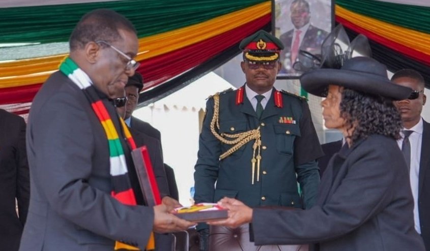 InfiniteSanctus's tweet photo. @LynneStactia The Hardest part wasn't handing over the flag to Matemadanda's wife, but Making EYE 👀 Contact With Her, Because she was L👀king Straight at him. Ndiyo inonzi Ziso👀 Pamuroyi Here paChishona⁉️. https://t.co/meXSjoqoc4