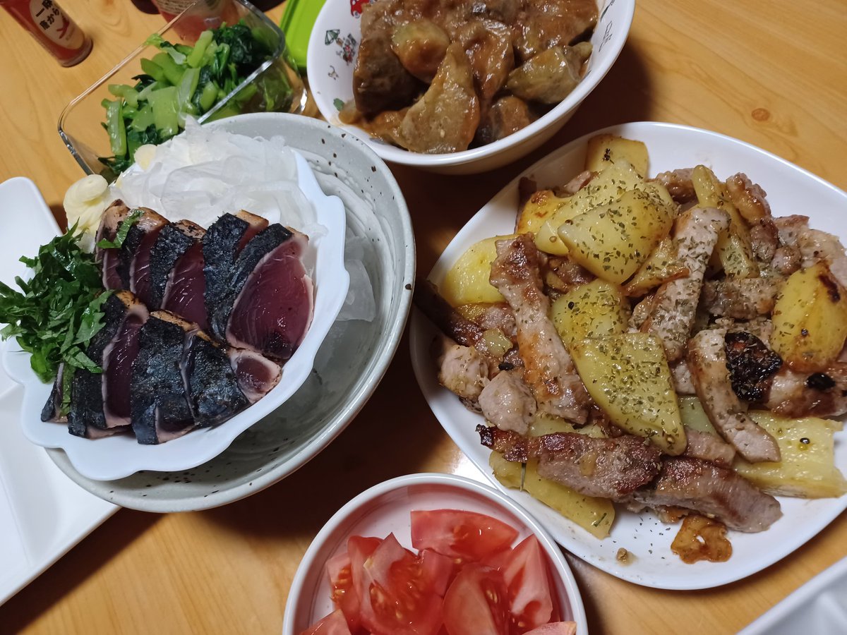 sweets0115's tweet photo. #晩ごはん
豚肩ロースとじゃがいものローズマリー炒め、鰹たたき、茄子利休煮、小松菜おひたし、トマト。
和洋折衷、雑多OK、それが我が家の晩ごはん。味付けが偏らないことだけ気をつけてますw
利休煮はふつう練りゴマだけで作るけど、これはピーナッツ入なので、また風味が独特で良き
#おうちごはん https://t.co/V52VvKIPqc