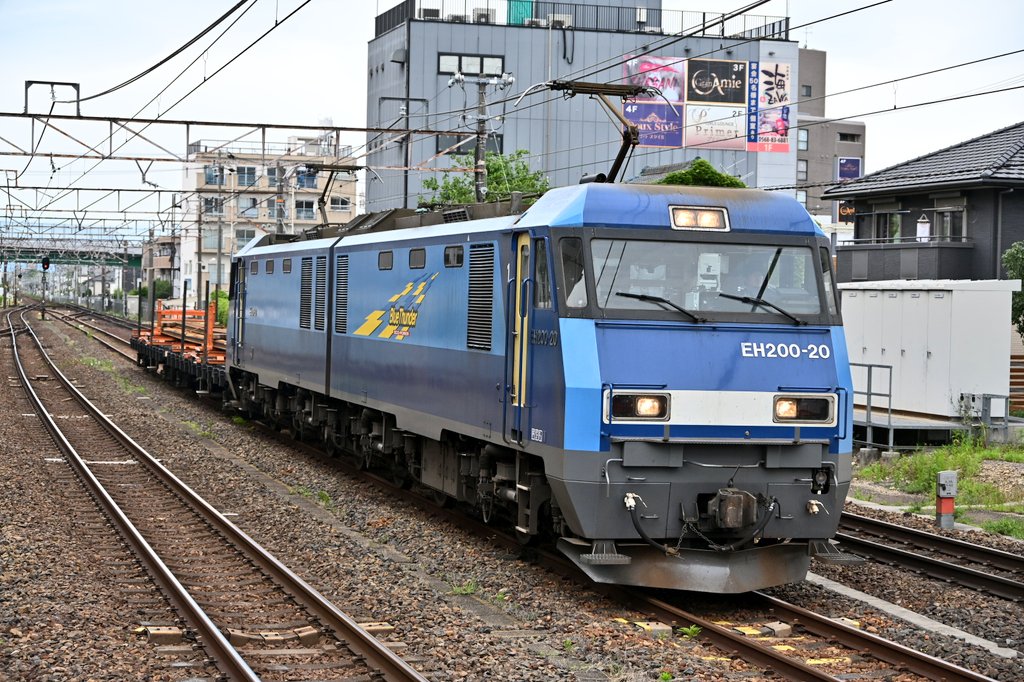 hida1985's tweet photo. 前回の多治見貨物撮ったあとに、春日井貨物の来ると思って待ってると、あれ？EH200後ろやけに短い？と思ったら、チキ（レール運搬車）で。。貴重なシーン見ることができて感動でした。2026.6.22春日井駅にて。 https://t.co/nL6Y2AFvDI