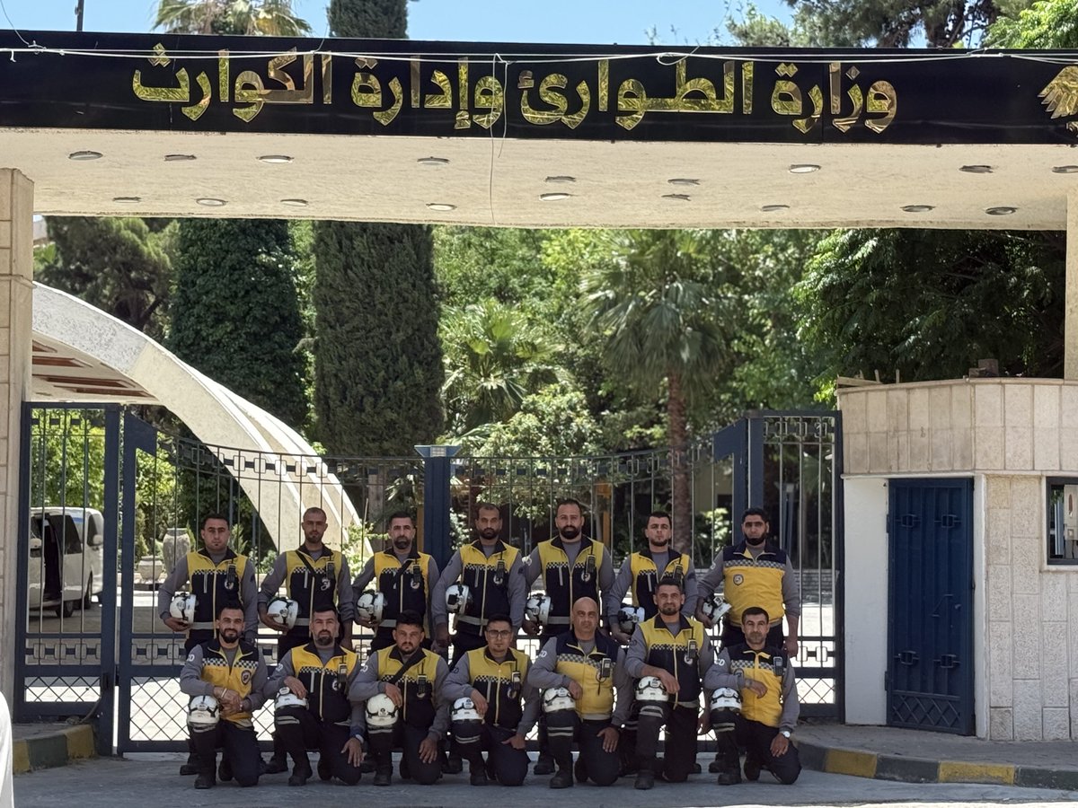 RaedAlSaleh3's tweet photo. بتوجيه من فخامة رئيس الجمهورية العربية السورية، وبتنسيق من معالي وزير الخارجية، أرسلنا في وزارة الطوارئ وإدارة الكوارث فريق متخصص في البحث والإنقاذ للمشاركة في أعمال الاستجابة الإنسانية وإنقاذ الأرواح جراء الزلزال الذي ضرب فنزويلا، وانطلق الفريق السوري إلى فنزويلا بالشراكة مع فريق البحث والإنقاذ الدولي بقوة الأمن الداخلي "لخويا" في دولة قطر الشقيقة. 
﴿وَمَنْ أَحْيَاهَا فَكَأَنَّمَا أَحْيَا النَّاسَ جَمِيعاً﴾
#وزارة_الطوارئ_وإدارة_الكوارث #سوريا #فنزويلا #زلزال_فنزويلا