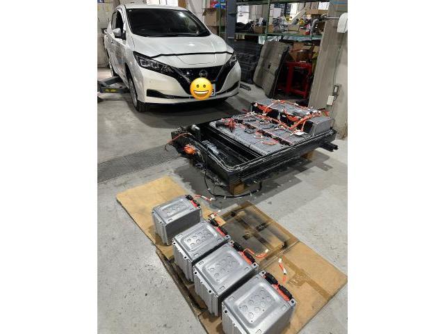 wnnarahvlab's tweet photo. ZE1 リーフ e+（62kWh）高電圧漏電エラーをリビルト修理！
本日は、和歌山県から保険会社のレッカー搬送にてご入庫いただいた　ZE1日産 リーフ e+（62kWhモデル）の重整備レポートをお届けします。

10万キロ未満でも油断できない「EVシステム故障」
今回のご依頼車両は、走行距離86,000km。 一般的に「バッテリーは10万キロ以上持つ」というイメージが強いですが、実は10万キロ未満でも突然のエラーが発生するケースが増えています。

今回の原因は、インパネに警告灯が点灯し、走行不能に陥る「高電圧回路の漏電」。 オーナー様がディーラーへ相談したところ、提示されたのは新品バッテリー交換で400万円超えという絶望的な見積もりでした……。

執念の診断：レアケースの漏電箇所を特定
「高電圧漏電」のエラーは、特定が非常に困難です。 絶縁抵抗計や診断機を駆使し、巨大なバッテリーパックを降ろして内部を一つひとつ紐解いていきます。

今回は、通常リーフでよく見られる故障箇所とは異なる、極めて珍しい部位での漏電を確認。特定には通常よりお時間をいただく形となりましたが、安易に「全交換」と言わず、原因を突き止めるのが当店のこだわりです。

作業内容： 絶縁不良を起こしていたバッテリーブロックのみをピンポイントでリビルト品へ交換。

LBC（バッテリーコントローラー）： 幸いにも12セグを維持していたため、元の設定を活かして再使用。

これにより、性能を維持したまま、新品の数分の一という圧倒的な低コストでの修理を実現しました！

遠方（和歌山・近隣県）からのご依頼も急増中
今回は和歌山県からのご入庫でしたが、こうした「高額見積もり」に悩むオーナー様が全国からお問い合わせくださいます。

【引き取り時の送迎サービス】 修理完了後、お車をお迎えに来られる際は、最寄りの「天理駅」までスタッフが送迎いたします！ 遠方からでも、電車一本でお気軽にお越しいただけます。

「400万」と言われても諦めないでください
e+（62kWh）は非常にパワフルで良い車ですが、故障時の新品価格があまりにも高額です。 「10万キロ前なのに…」「修理代でもう一台買える…」と肩を落とす前に、ぜひ一度当店へご相談ください。

確かな診断技術とリビルト部品の活用で、あなたのEVライフを継続させるお手伝いをいたします！

作業予約、お問い合わせはお電話かLINEで承っています https://t.co/MCOQo0iui1
 作業ブログはこちらhttps://t.co/Y8PzE181a0
保証１年つき中古車はこちら　https://t.co/v7jJ0HZHzI
HPはこちら　https://t.co/drcAYiZaBF
#日産リーフ #ZE1 #EV修理 #LEAF  #リビルトバッテリー #レッカー　 #奈良 #針テラス #車修理 #自動車保険 #EV #EV車 #EVバッテリー #EVシステム #故障 #故販売店で点検してください #次回始動できません　#故EVシステム警告灯 #EVシステム故障 #リーフバッテリー