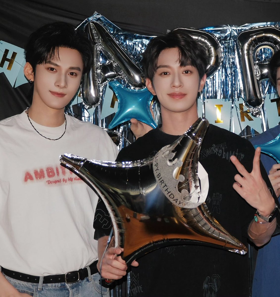 Monkycin's tweet photo. 🌊🐰 💕

#HAPPY29thPEIENBirthDAY 
 #JiangLi #JiangHeng #LiPeiEn https://t.co/Vfv9sIqQ63