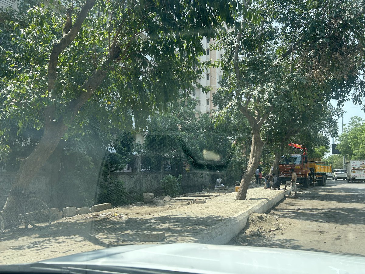 hearing_connect's tweet photo. @myogiadityanath @AMRUTCityGzb @dm_ghaziabad jis speed par nagar nigam dikhawa karne ke liye kaam kar raha hai agar ye kaam regular basis par ho to Indirapuram ki condition kitni sudhar sakti hai. Bas 2 din ki chandani phir kali kali raat. Opposite Yashoda Medicity https://t.co/Yo6kA706Kh