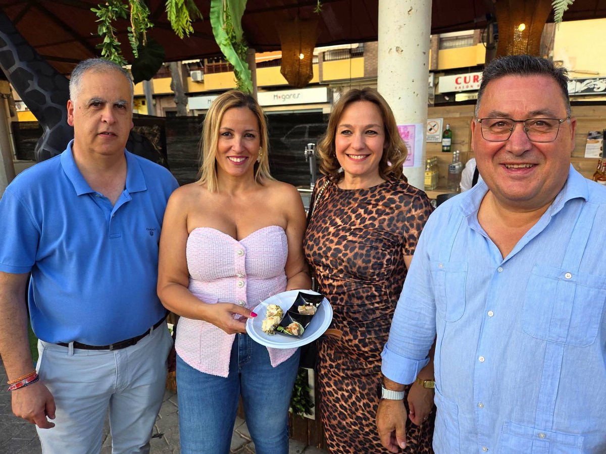 Vox_Hellin_Of's tweet photo. 🎶 Música, baile, stands comerciales y actividades para los más pequeños llenaron de vida el Recinto Ferial, creando un gran ambiente para disfrutar en familia.

🍢 Además, tuvimos la oportunidad de disfrutar de las Tapas de nuestra hostelería local.

#VOX #Hellín #ComercioLocal https://t.co/kkGoFvVNTJ