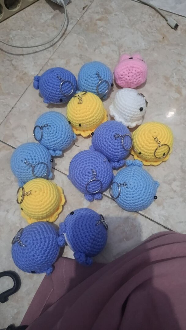 yunesafess's tweet photo. halooo nesa! sender lagi jualan ganci nihh, barangkali ada yang minat. only 20k/pcs, tapi kalau kalian beli 2 only 30k/2pcs yawww. yuk dibeli guysss, ganci gendut-gendut bgtttt dijamin realpicttt. kalau minat rep aja, nanti aku dm https://t.co/bL2GUkRnPI