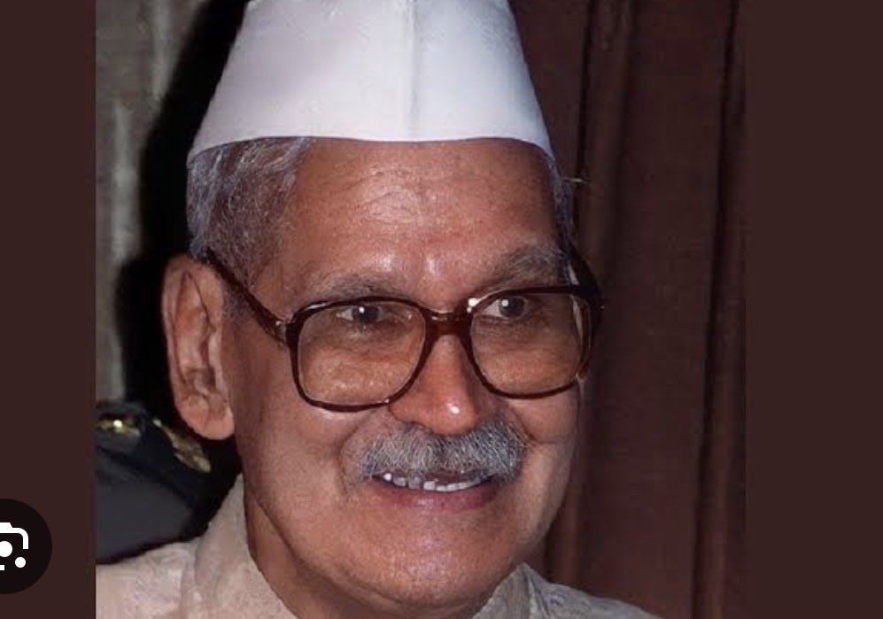 Hryindex's tweet photo. Madhuri Dixit was not the only one. Chaudhary Bhajan Lal, the then Congress Chief Minister of Haryana, had also allotted 2 plots in Gurugram from his discretionary quota to the wife and son of former President of India, Shankar Dayal Sharma. Now, their value is around 15-20 crore. Perhaps the Rashtrapati Bhavan was a bit small for living, so Bhajan Lal ji had to give them these plots.