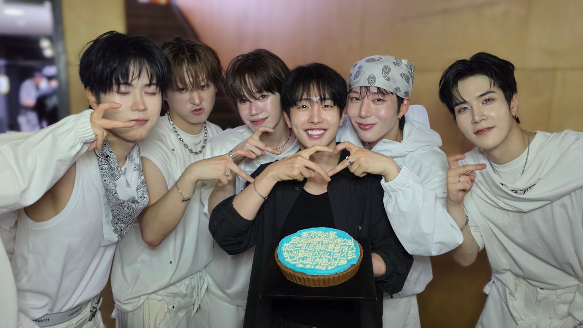 officialSEVENUS's tweet photo. [📸] 

오늘 디그니티 동생들 팬콘 너무 멋졌다👍

동생들 머지다😆
동생들 잘해😃
동생들 조타🥰
동생들 도약하자🫡

#SEVENUS #세븐어스
#DIGNITY #디그니티
#HEEJAE #희재 https://t.co/cSE1fRk4gZ