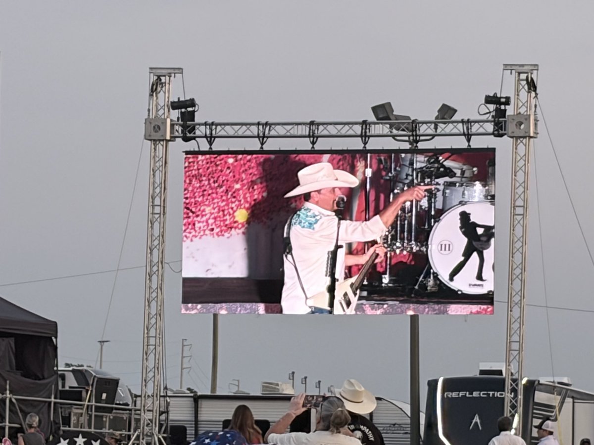 KenABrooks's tweet photo. @johnrich and @BigKennyTV the concert was a lot of fun. Thank you for your support of military. https://t.co/2IYe6fyt73