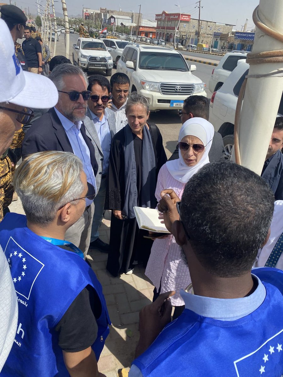 EUinYemen's tweet photo. في مأرب، زار سفير الاتحاد الأوروبي باتريك سيمونيه مواقع محطات الرصد الجوي الآلية، ومحطة أرصاد جوية هيدرولوجية، وأنظمة الإنذار المبكر المموّلة من ال🇪🇺. تهدف هذه المشاريع إلى تعزيز رصد المناخ بما يساعد المجتمعات المحلية على الاستجابة بشكل أفضل للمخاطر المرتبطة بالأحوال الجوية. https://t.co/KDNMFasR7i