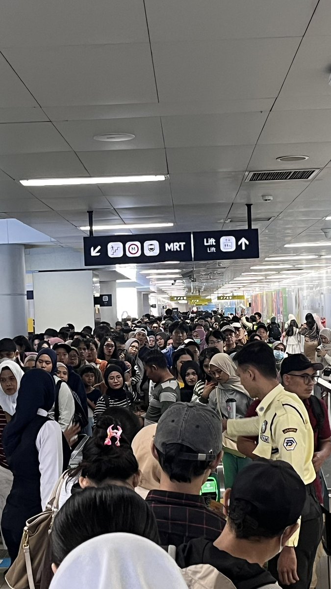 manggitgaris's tweet photo. btw ges
Kalo yg punya agenda sekitaran Monas - Patung Kuda - Bund. HI mending skip aja dehhh

Ini posisi di MRT Bundaran HI https://t.co/cI3e6ZWndx