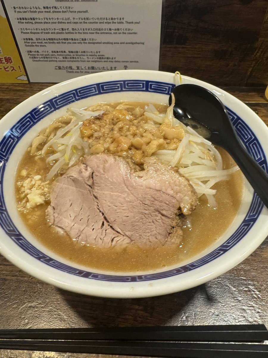 uma3taro's tweet photo. 巷で噂の🍜「豚基地」へ

自分の直後に⚾️あの人が来店！！
普通に隣りで🍜食べてた🤣
おそらく今、野球人に遭遇する率の高い店のうちのひとつ

緊張して店内いろいろ見渡せなかった😭

#豚基地
#ぶたベース https://t.co/vXqUZBfv46