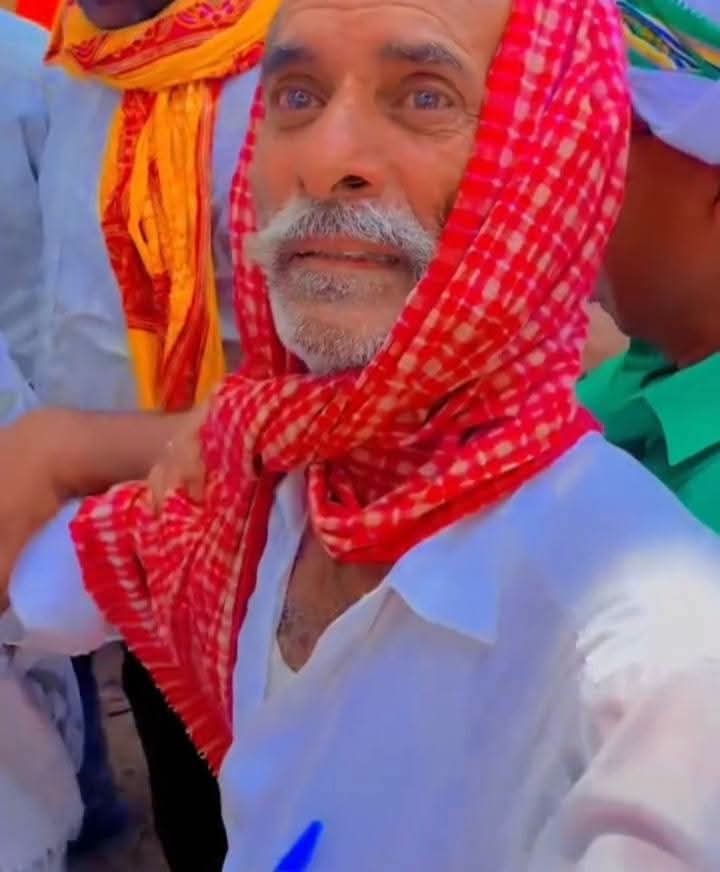 janardanmis's tweet photo. भरत तिवारी के पिता जी के कुछ बयानों को सुनकर ऐसा लग रहा है कि शायद भरत को 17 जून को दिन में नहीं बल्कि उसके एक दिन पहले 16 जून को रात में मारने की प्लानिंग थी। 

पुलिस ने उस दिन रात में भरत तिवारी के घर पर छापा भी मारा था मगर उनके परिवार ने दबाव डाला कि कल सुबह आइएगा, भरत ने भी कहा कि मैं कोई उग्रवादी हूँ कि रात में पकड़ने आए हो। इसलिए पुलिस को खाली हाथ लौटना पड़ा। 

मगर भरत तिवारी के पिता जी को किसी बड़े ख़तरे का अंदेशा हो गया था। वे अगले दिन सुबह होते ही अपने जिगर के टुकड़े को बचाने की गुहार लगाने शाहपुर थाना पहुँच गए मगर उन्हें बैठा दिया गया। एक तरह से बंदी बना लिए गए। 

क्योंकि पुलिस को लगा कि ये वहाँ रहेगा तो कुछ न कुछ बखेड़ा कर के उनके ख़तरनाक मंसूबों पर पानी फेर देगा। 

उन्होंने मीडिया को बताया कि जब वे थाने में बैठे तो कुछ देर बाद पुलिस उनके सामने ही अपना साजोसामान तैयार कर के निकली थी। मगर उन्हें नहीं महसूस हुआ कि वे लोग उनके बेटे को मारने जा रहे हैं। 

उन्होंने ये भी बताया कि जब तक पुलिस ने उनके बेटे को नहीं मारा, तब तक यानी शाम तक उन्हें थाने में बैठाकर रखा गया। 

फिर जब उधर खेल हो गया तब इधर उनको छोड़ दिया गया। मगर वे अभी भी हो गई उस अनहोनी से अंजान थे। गाँव आकर पता चला कि उनके बेटे की हत्या कर दी गई है। 

पुलिस ने भरत तिवारी के साथ तो षड्यंत्र किया ही उनके सीधे-सादे पिता के साथ भी बहुत बड़ा छल किया, जिसपर कितनी भी भड़ास निकाली जाए, कम है।