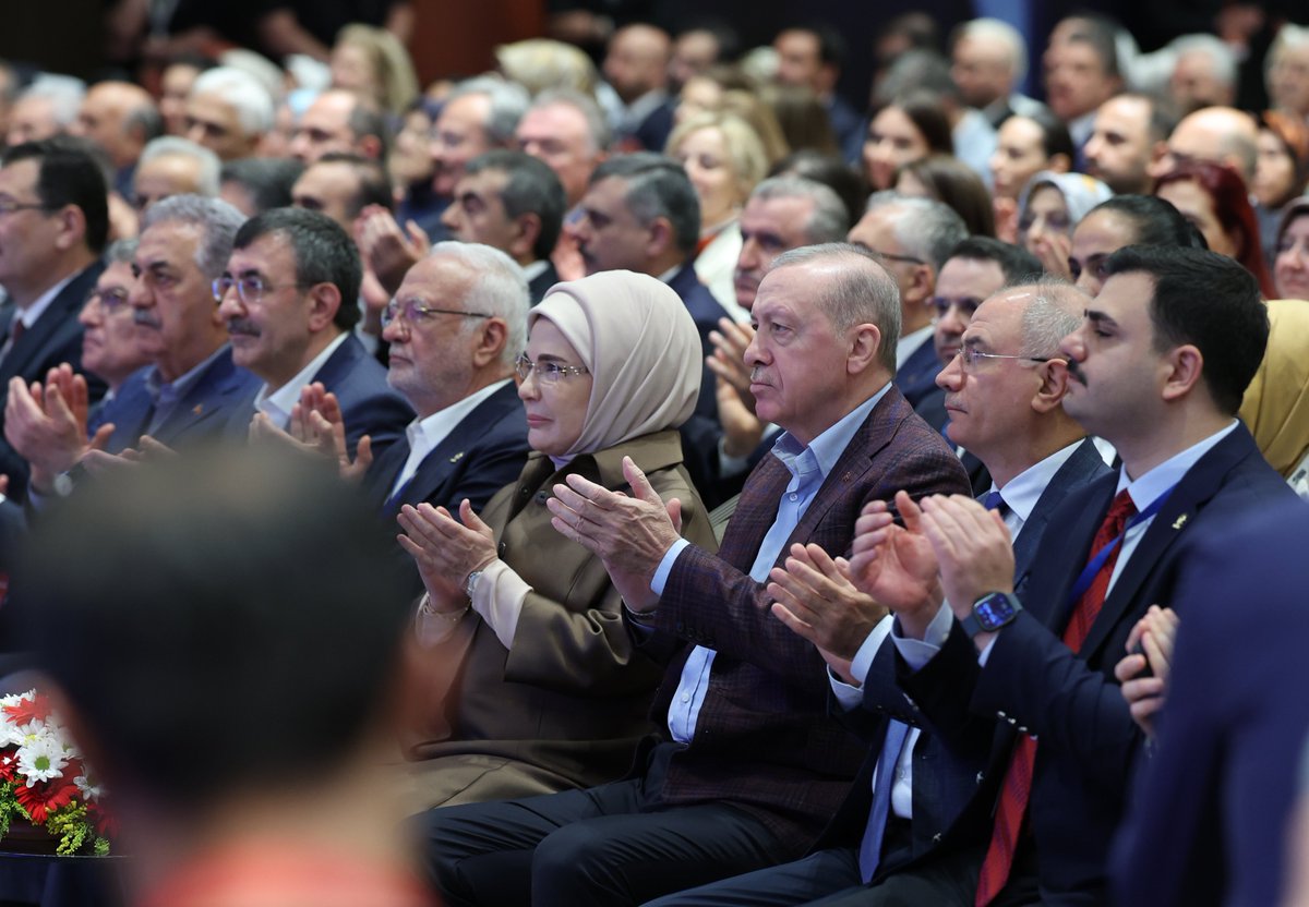Akparti's tweet photo. "25 yıldır yorulmadan ülkemize hizmetkârlık etmenin bahtiyarlığı içindeyiz.”

Genel Başkanımız ve Cumhurbaşkanımız Sayın Recep Tayyip Erdoğan, 33. İstişare ve Değerlendirme Toplantımızın açılış konuşmasını gerçekleştirdi. https://t.co/MY65SlqcyJ