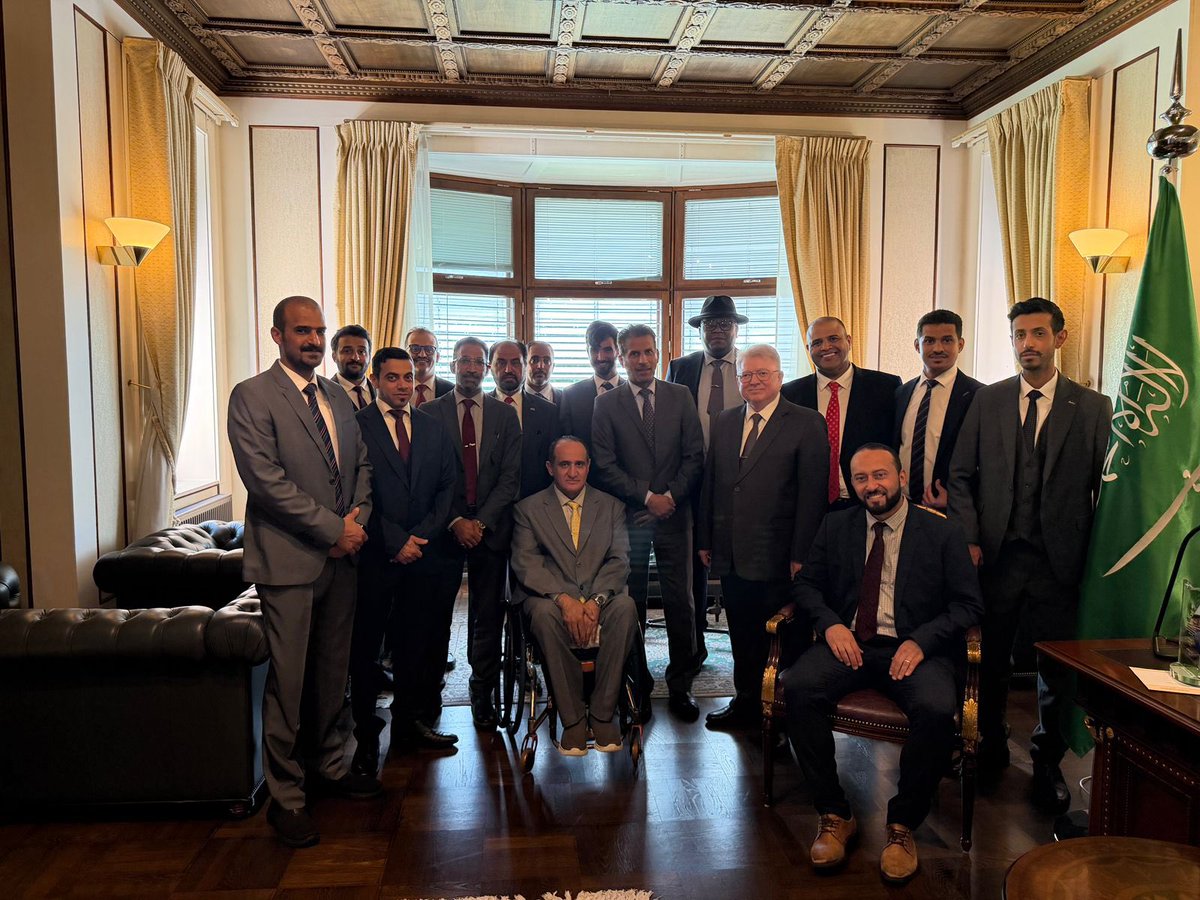 ksaembassyosl's tweet photo. اقامت سفاره المملكه في النرويج حفل توديع للزملاء المغادرين و قدم القائم بالاعمال بالإنابة الاستاذ/ طاهر خوجه لهم بإسم منسوبي السفارة في اوسلو الدروع التذكارية معربا للزملاء  عن الشكر الجزيل لجهودهم وعن أصدق التمنيات لهم بالتوفيق في محطات حياتهم المقبلة. https://t.co/EujGvRY9JN