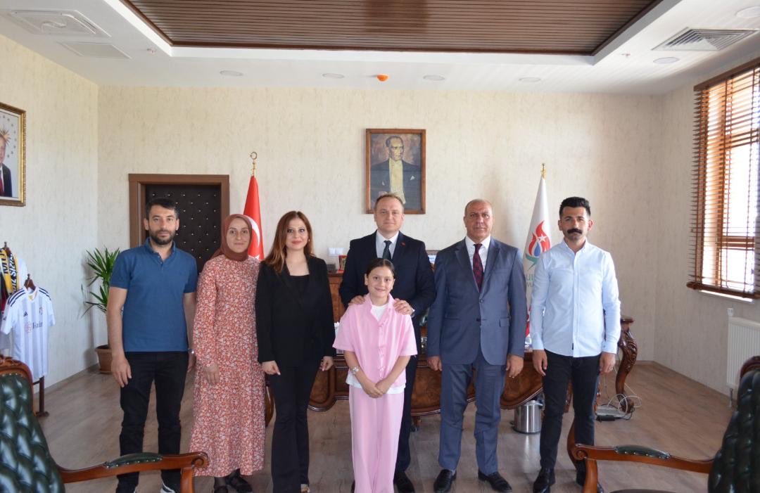 Bulank_Kymklk's tweet photo. 📍 Bulanık’tan Darüşşafaka’ya Uzanan Başarı Hikâyesi

Kaymakamlığımız himayelerinde, 2025-2026 eğitim öğretim yılında yürütülen “Bulanık’tan Darüşşafaka’ya” Projesi kapsamında açılan hazırlık kursuna katılan 4. sınıf öğrencimiz Hejin Roza, Darüşşafaka Giriş Sınavı’na giren binlerce öğrenci arasından Türkiye 3’üncüsü olarak büyük bir başarıya imza attı.

Başarılı öğrencimiz Hejin Roza ve annesi, Kaymakamımız Ömer Övünç Koşansu’yu makamında ziyaret etti. Ziyarette öğrencimizi tebrik eden Kaymakamımız, 1863 yılından bu yana “Eğitimde Fırsat Eşitliği” anlayışıyla faaliyetlerini sürdüren Darüşşafaka Eğitim Kurumlarında üniversiteye kadar nitelikli eğitim alma hakkı kazanan öğrencimizin ilçemiz adına büyük bir gurur kaynağı olduğunu ifade etti.

Kaymakamımız, bu önemli başarıda emeği bulunan başta kurs öğretmeni Gülay ÇAMLI olmak üzere tüm Millî Eğitim Müdürlüğü yöneticilerine, öğretmenlere ve öğrencimizin ailesine teşekkür ederek, Hejin Roza’ya eğitim hayatı boyunca sağlık, mutluluk ve üstün başarılar diledi.

İlçemizin eğitim alanındaki başarılarını artırmaya yönelik projelerimizi kararlılıkla sürdürmeye devam edeceğiz.

👏 Öğrencimizi bir kez daha yürekten tebrik ediyor, başarılarının daim olmasını temenni ediyoruz.