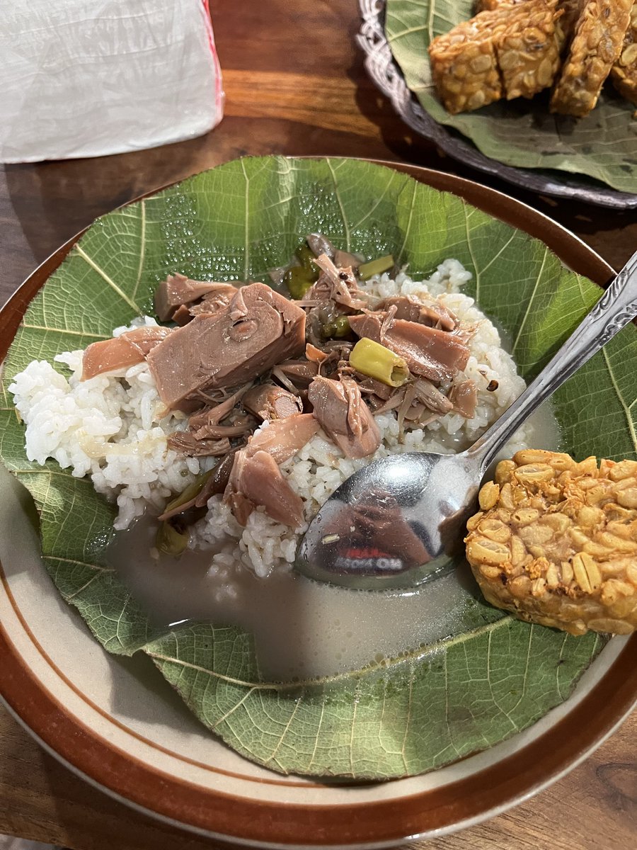 emer4bit's tweet photo. kalau lewat Pati, wajib cari sego tewel. nangka muda santan, murah, porsinya lumayan ngenyangin.

Pati akhir2 ini lagi ngundang perhatian nasional, demo yang unik2 ada di sini sampe yang mbg itu 😂

mampir sekalian jajan di warung-warung warga sana. lumayan bantu perputaran duit di daerah yang warganya lagi pusing & capek demo nuntut keadilan soal pajak ke pemda. 

Jangan lewatkan tempe panasnya, kalo paling cepet habis sih bakwannya 😌