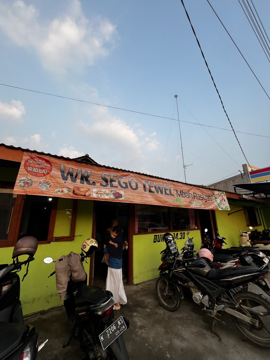 emer4bit's tweet photo. kalau lewat Pati, wajib cari sego tewel. nangka muda santan, murah, porsinya lumayan ngenyangin.

Pati akhir2 ini lagi ngundang perhatian nasional, demo yang unik2 ada di sini sampe yang mbg itu 😂

mampir sekalian jajan di warung-warung warga sana. lumayan bantu perputaran duit di daerah yang warganya lagi pusing & capek demo nuntut keadilan soal pajak ke pemda. 

Jangan lewatkan tempe panasnya, kalo paling cepet habis sih bakwannya 😌