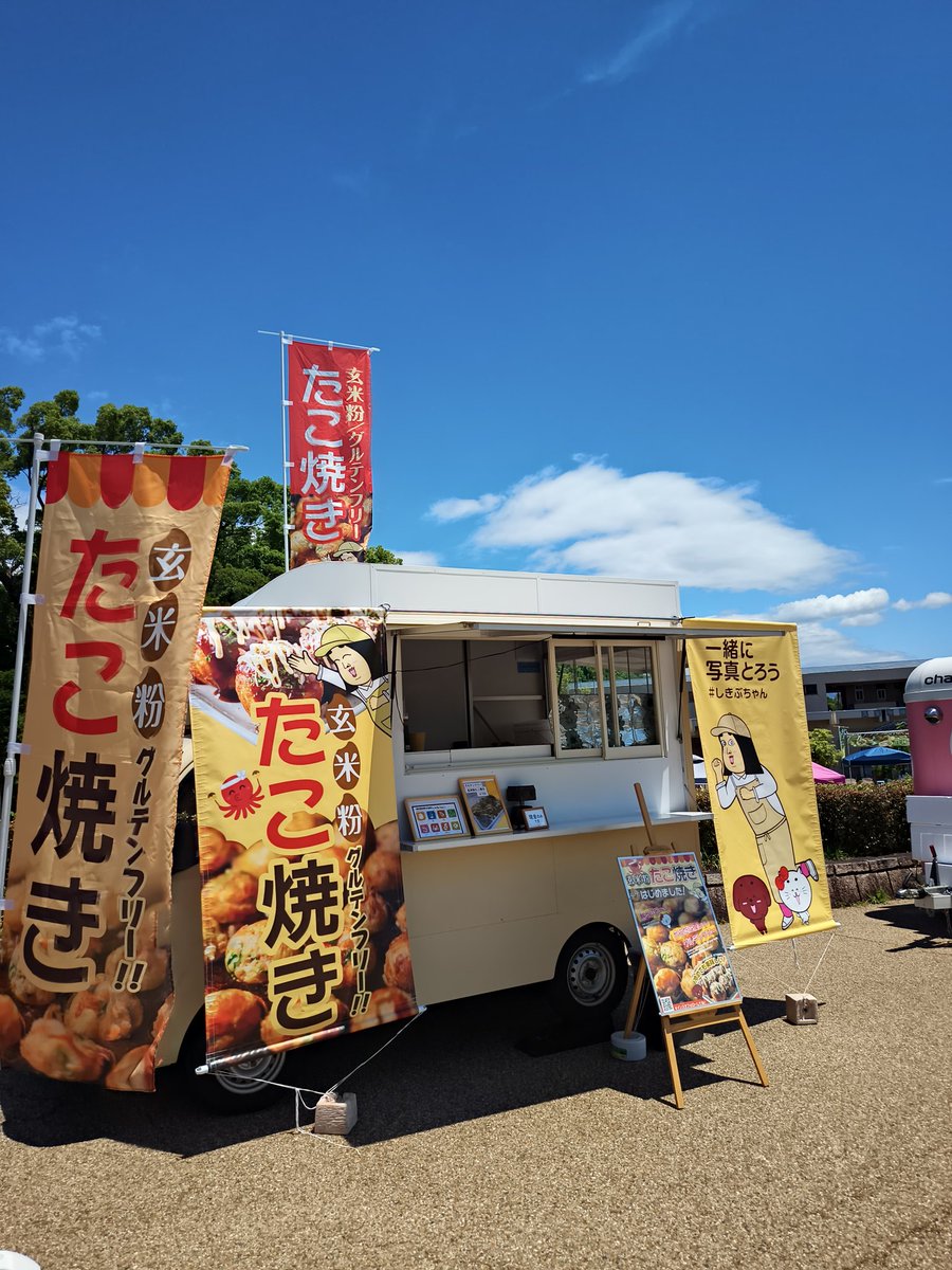 currycook0322's tweet photo. 台風心配でしたが開催✨
6/28(日) 10〜16時　海南市
ガーデナーズジャパンマルシェ
スタンプラリー 500円以上のお買い物で参加OK！

「アレルギーがある方もない方も 一緒に楽しもう」の想いで　
#しきぶちゃんキッチンカー　コメデリちょけらは
「#玄米粉たこ焼き」を販売
ぜひ遊びに来てください😊 https://t.co/HLUNfntdO6