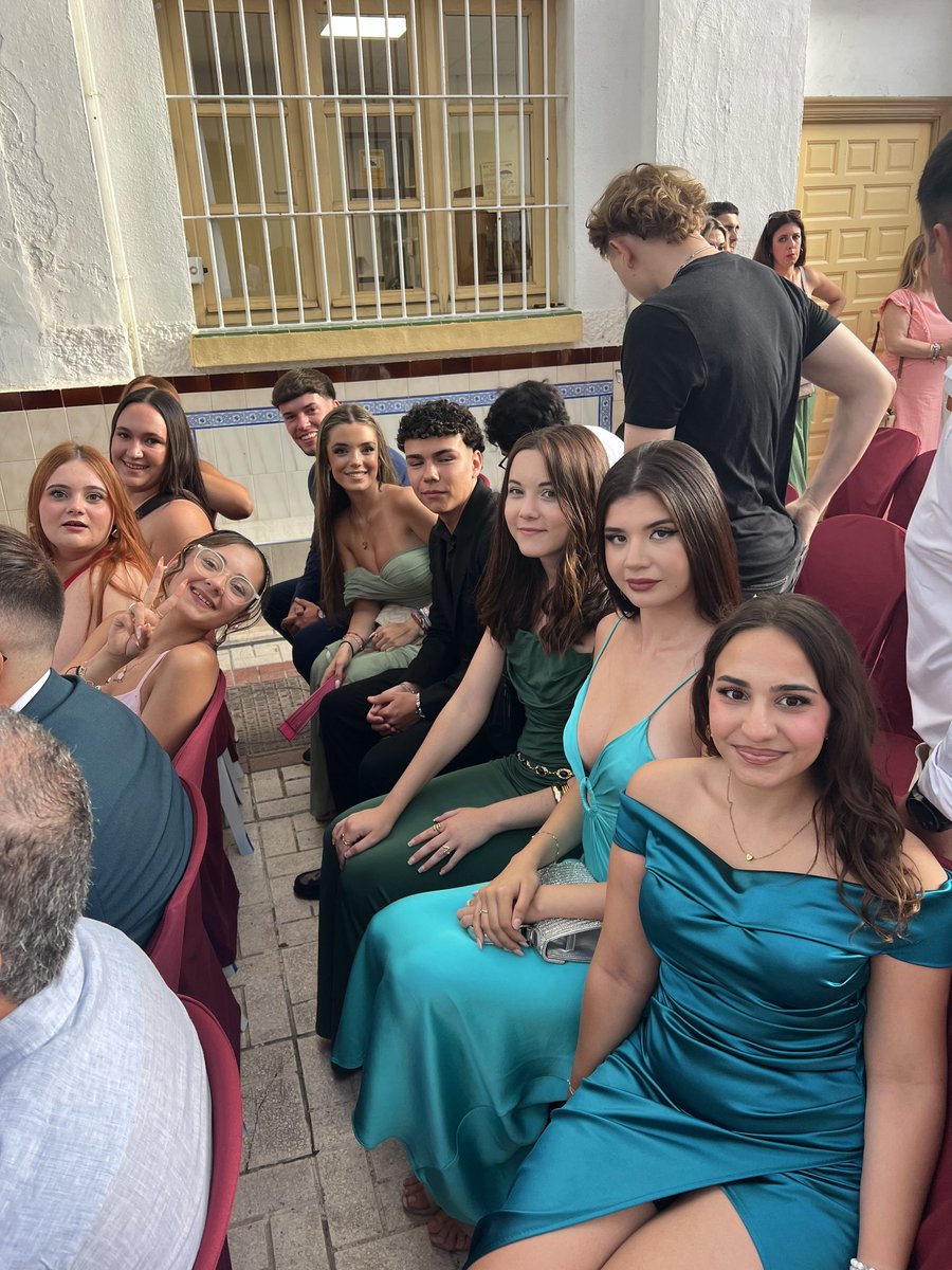 SAFAICET's tweet photo. El viernes 19 celebramos con orgullo y gran alegría la graduación de nuestro alumnado de Ciclos Formativos y Bachillerato. 
Aquí tenéis algunas fotos. Las particulares os las harán llegar vuestros/as tutores/as. Aunque las mejores seguro que están grabadas en vuestros corazones. https://t.co/mkz20GCcVm