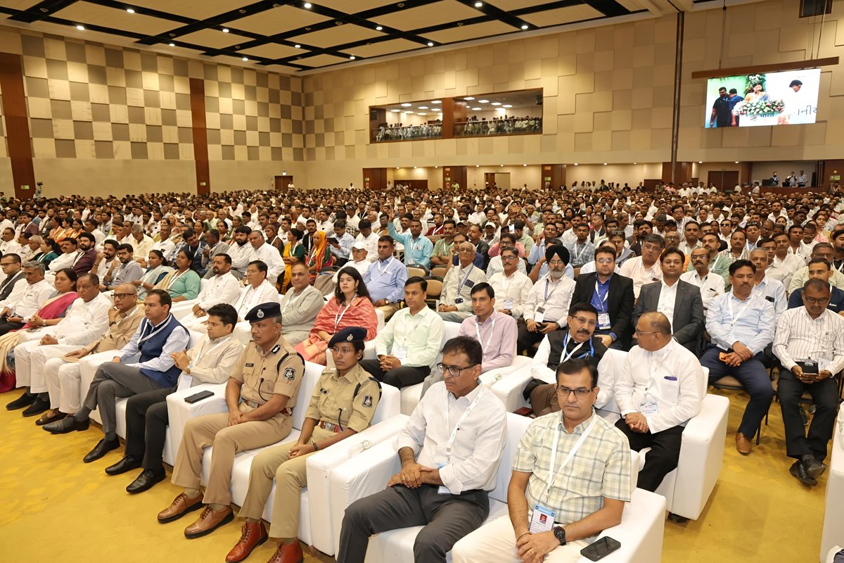sanghaviharsh's tweet photo. 𝗚𝘂𝗷𝗮𝗿𝗮𝘁 𝗣𝗼𝗹𝗶𝗰𝗲 𝗵𝗮𝘀 𝘀𝗶𝗴𝗻𝗲𝗱 𝗮𝗻 𝗠𝗼𝗨 with 𝗕𝗵𝗮𝗿𝗮𝘁 𝗧𝗮𝘅𝗶 to strengthen public safety, secure urban mobility and smart transportation through digital integration.

𝙆𝙚𝙮 𝙞𝙣𝙞𝙩𝙞𝙖𝙩𝙞𝙫𝙚𝙨 𝙪𝙣𝙙𝙚𝙧 𝙩𝙝𝙚 𝙥𝙖𝙧𝙩𝙣𝙚𝙧𝙨𝙝𝙞𝙥 𝙞𝙣𝙘𝙡𝙪𝙙𝙚:

▪️SOS emergency support integrated with the Gujarat Police Control Room for immediate assistance.

▪️Police verification (KYC) of all Bharat Taxi drivers to enhance passenger safety and transparency.

▪️Road safety, traffic awareness and responsible driving training for drivers.

▪️Joint public awareness campaigns promoting safe and reliable transport.

This collaboration marks a significant step towards making daily commuting across Gujarat safer, smarter, more transparent and citizen-centric.
