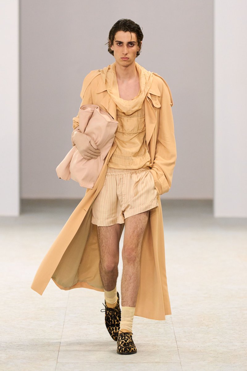 pizzicatoj's tweet photo. The lightness and the shades of colours that Julian Klausner presents at Dries’ Spring 27 show makes me feel like I wanna get married in them. And I will..if I am to really get married before the collection’s gone from the store next year 🤣 https://t.co/q92cvUjUtJ