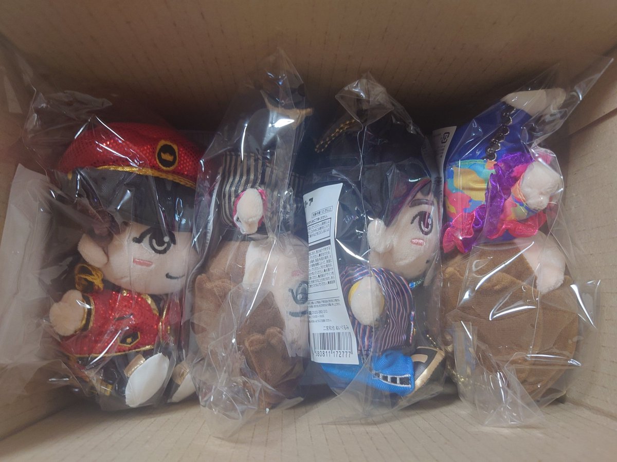 MINIMIN2006's tweet photo. 平積みや満員電車状態で届いている嵐ぬい。
我が家へは富士山の山小屋方式でした😄（伝わる？）
#嵐ぬい https://t.co/JI4YFuk4PQ
