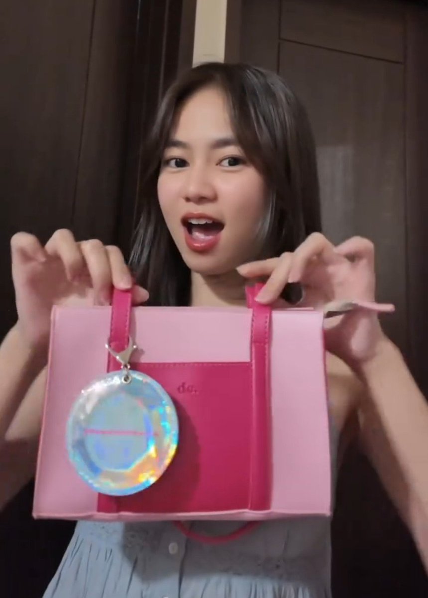 teukeep_'s tweet photo. kinikilig ako 🤭 same bag https://t.co/TaR2Id2b72