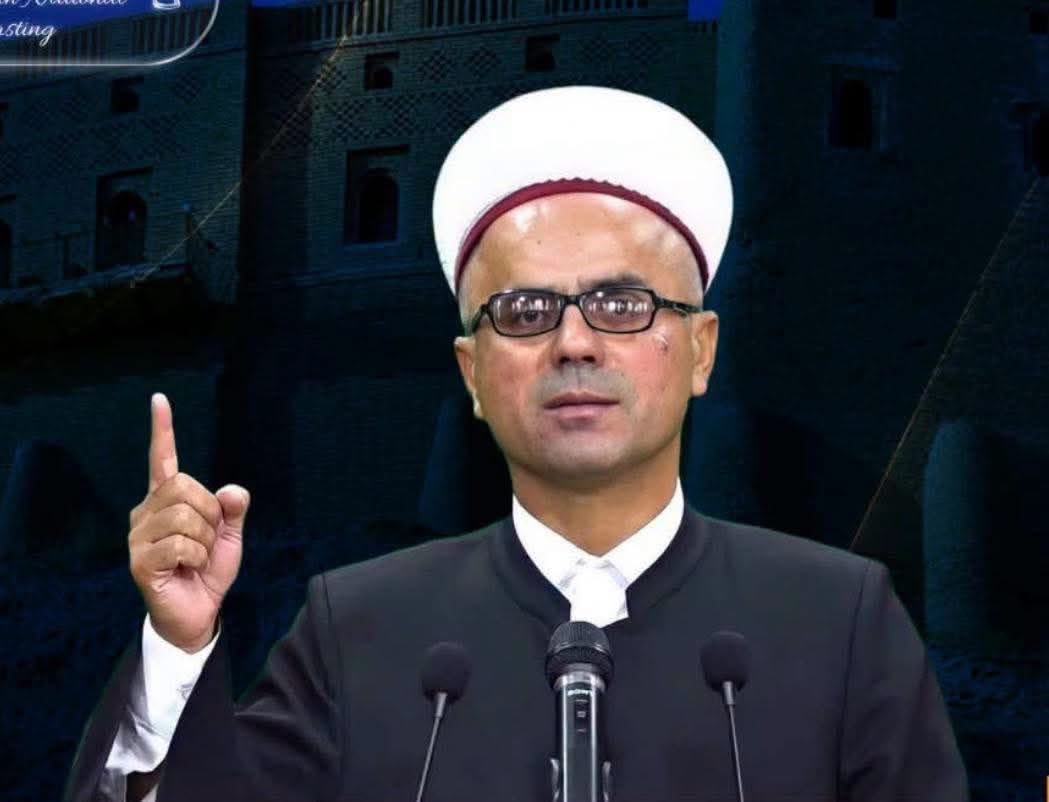 serbesttsindi's tweet photo. Son iki gündür kimliği ve kaynağı belirsiz sosyal medya hesapları, büyük bir heyecanla bir imamın Barzani Büyük Camii projesine yönelik eleştirilerini dolaşıma sokuyor…

İnsanın aklına şu soru geliyor: Bugüne kadar bölgede inşa edilen binlerce cami varken neden sessizdiniz?
Neden hiçbirine itiraz etmediniz de, konu Barzani Büyük Camii olunca bir anda hassasiyet geliştirdiniz?

Çünkü bu proje sıradan bir cami değildir.
Sadece namaz kılınacak bir mekân olarak tasarlanmamıştır.
Burası; kütüphaneleri, arşivleri, araştırma merkezleri, konferans salonları, kültürel ve akademik faaliyet alanlarıyla büyük bir külliye ve medeniyet projesidir.

Daha da önemlisi, bu merkez yalnızca İslam dünyasına değil, farklı din ve inançların temsilcilerine de kapılarını açacak; her dinin ve inancın kendisini ifade edebileceği, diyalog kurabileceği ve temsil edilebileceği bir yapıya sahip olacaktır.
Böylece ayrışmayı değil, birlikte yaşam kültürünü, karşılıklı saygıyı ve medeniyetler arası diyaloğu güçlendiren uluslararası bir merkez hâline gelecektir.

Böylesine kapsamlı bir projeyi görmezden gelip onu yalnızca “bir cami” olarak sunmak, ya projeyi hiç anlamamaktır ya da kamuoyunu bilinçli şekilde yanıltmaya çalışmaktır.

Toplumu yönlendirme sorumluluğu taşıyan din adamlarının, peşin hükümlerle değil bilgiyle konuşması beklenir.
Bir projeyi görmeden, içeriğini araştırmadan hüküm vermek; hakikate hizmet etmekten çok, ön yargılara ve propaganda diline hizmet eder.

Eleştiri elbette yapılır amenna.
Ancak eleştirinin de bilgiye, vicdana ve tutarlılığa dayanması gerekir.
Çünkü Barzani Büyük Camii projesi yalnızca bir ibadethane değil; bilimin, kültürün, dinler arası diyaloğun ve ortak insanlık değerlerinin buluşacağı örnek bir medeniyet merkezidir. Böyle bir vizyonu hedef almak, aslında taş ve beton değil; bilgiyi, hoşgörüyü ve geleceği hedef almaktır…