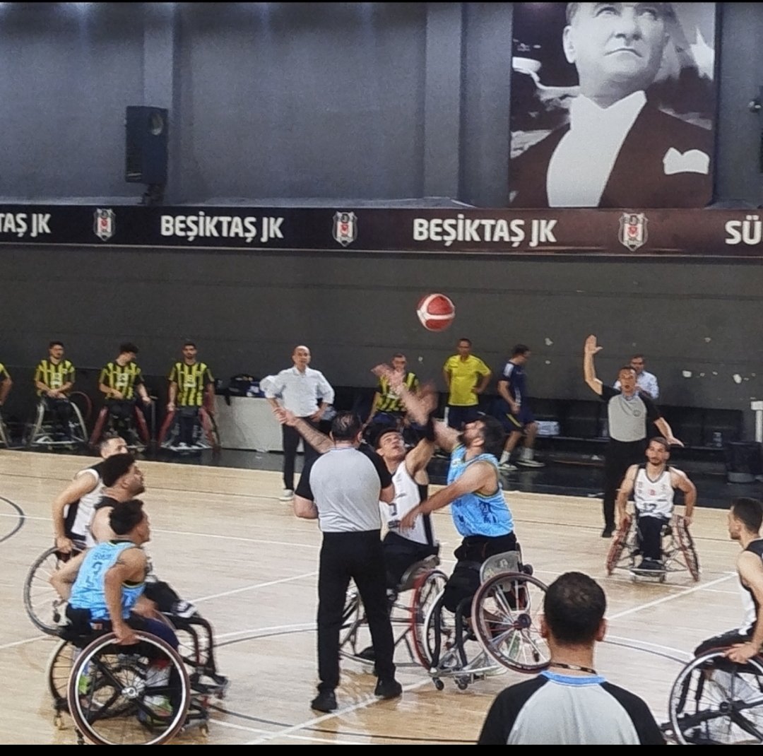barisuzel's tweet photo. #DemirPençeler'in yanında, Süleyman Seba Spor Salonu'ndaki son maçta... 

Son maç, son heyecan... 

#Beşiktaş
#BeşiktaşTekerlekliSandalyeBasketbolTakımı
#BTSBT

Siyah-beyaz devam... https://t.co/mQsOHpLwR1
