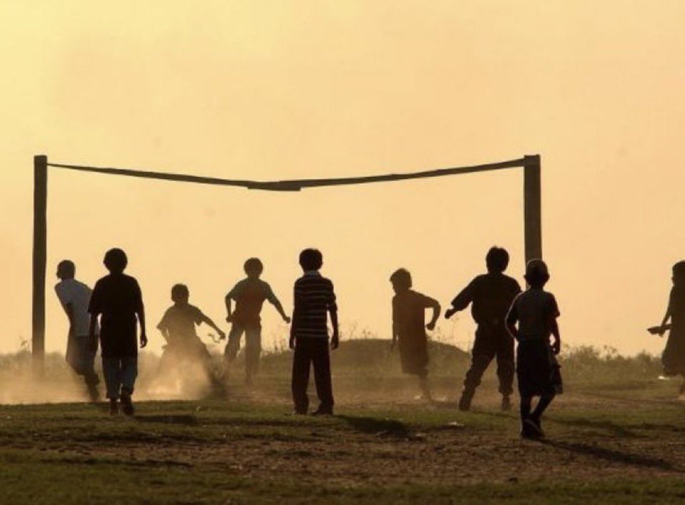 alsayel's tweet photo. هل تصنع ملاعب الحارات منتخبات وطنيّة قوية؟
أو يمكننا أن نقول: ماذا تصنع المدينة حين تُهمل حاراتها؟
تصنع أجساداً خاملة، وأحياءً بلا ذاكرة، وأطفالاً يكبرون غرباء عن الجوار.

#أنسنة_المدينة تبدأ من تفصيلٍ صغير: ملعبٌ في الحارة، يصنع لاعبين قبل أن يصنع أبطالاً، ويصنع جيراناً قبل أن يصنع جمهوراً.

#مدن_للناس