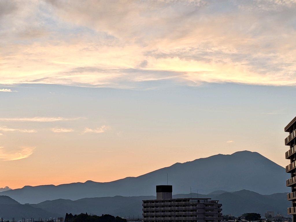 TYM3523's tweet photo. 19時05分
日没後の岩手山もイイねえ🤩
今日の盛岡は陽射しが戻り徐々に岩手山も見え始め最高気温26.8℃の爽やかさも感じた日
今日も1日お疲れさんでした😌
街中人出が多かったけどボーナスが出たせいですかね🙄
明日も天気良いしお出かけ日和かな
とりあえず今週の疲れをとりましょう
お休めんせ〜👋 https://t.co/HxRk628TjX