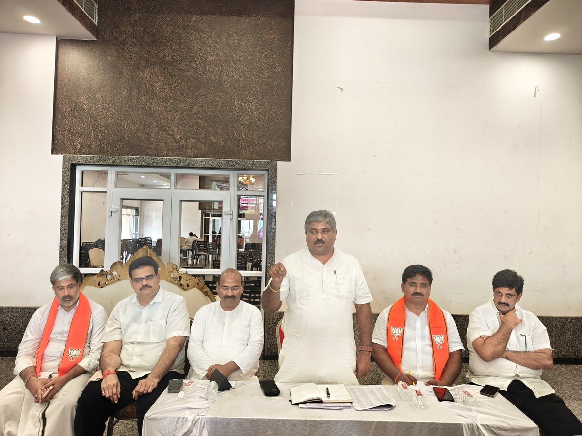 BJPMadhukarAP's tweet photo. ఈరోజు మార్కాపురం జిల్లా కార్యకర్తలతో జరిగిన సమావేశంలో SIR గురుంచి సమీక్షా మరియు రాబోయే కార్యక్రమాలు గురుంచి చర్చించడం జరిగింది. https://t.co/dBuxnz9kTa