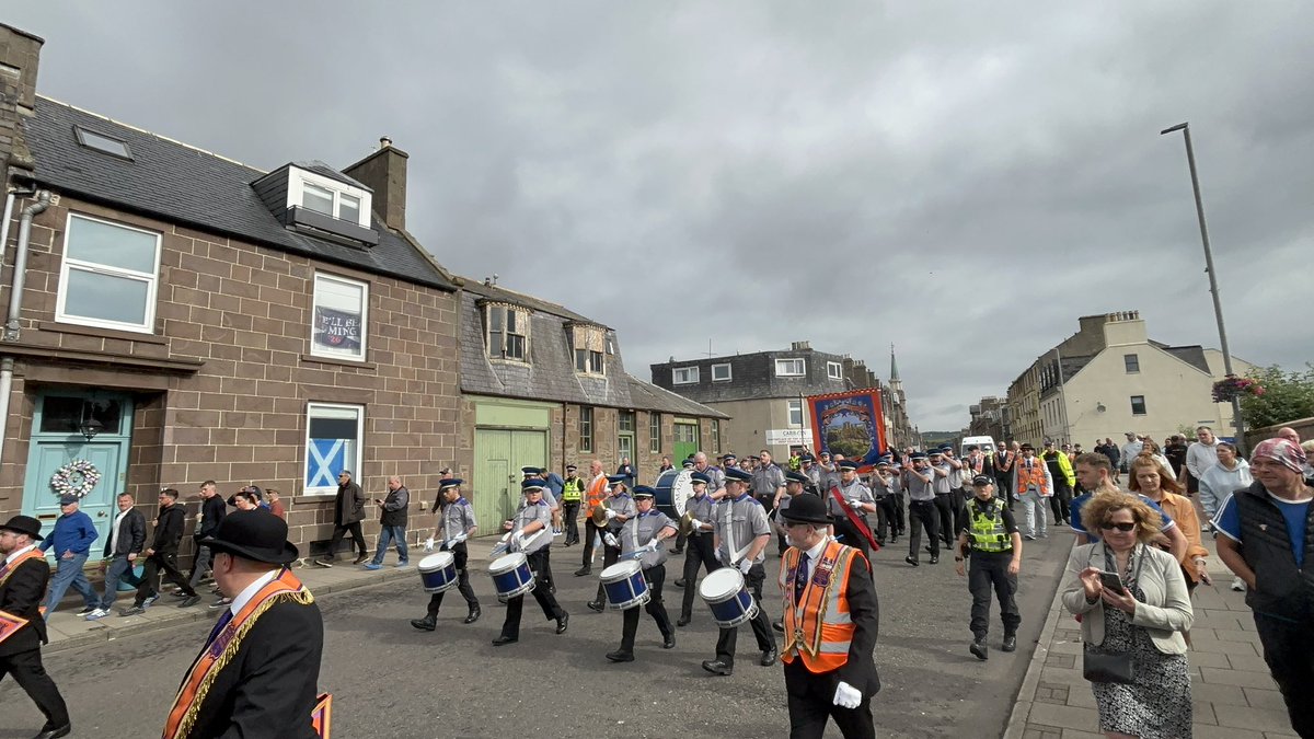 RightWing_Brit's tweet photo. Stonehaven Orange walk. First of its kind in 25 years. An Historic day and a strong part of British history. A celebration of their religion. 

Why is this frowned on, yet non British religious celebration is welcomed?

Some length of walk as well up hill 😂 

🇬🇧Rule Britannia🇬🇧 https://t.co/smzADvwW5A