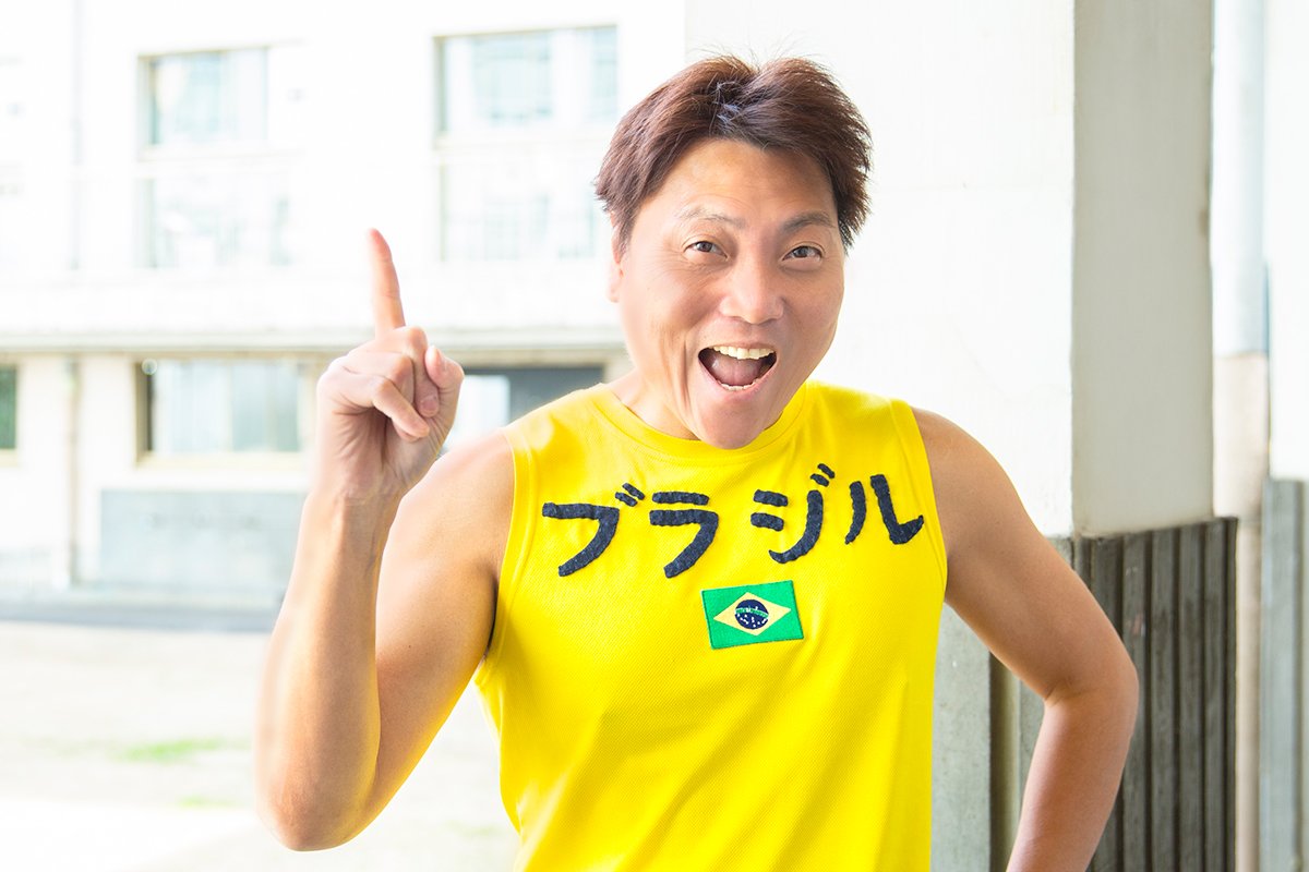 sow_LIBRA11's tweet photo. 「ブラジルの人聞こえますかー！」これは日本のお笑い芸人サバンナ八木が、３０年続けているギャグなのだが、実は彼は「真下」に向かって叫んでいない。
日本から真下にすると、実際は海に向かってしまうからだ。ブラジルの人たちに正確に届けるため、彼はわずかに角度をつけて、今日も叫んでいる。 https://t.co/YCMxb6dxK8