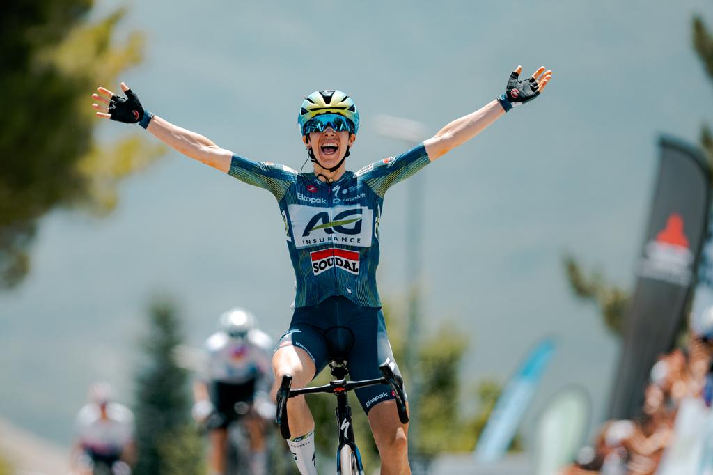 EsenciaCiclista's tweet photo. 🇪🇸🏆 Mireia Benito se proclama Campeona de España 

👊 Atacó en los últimos metros para completar el doblete CRI y ruta

🔝 Sara Martín se lleva la plata y Paula Ostiz el bronce

#EsenciaCiclista #ciclismo #cycling 
📸 RFEC https://t.co/hKf44a0qAr