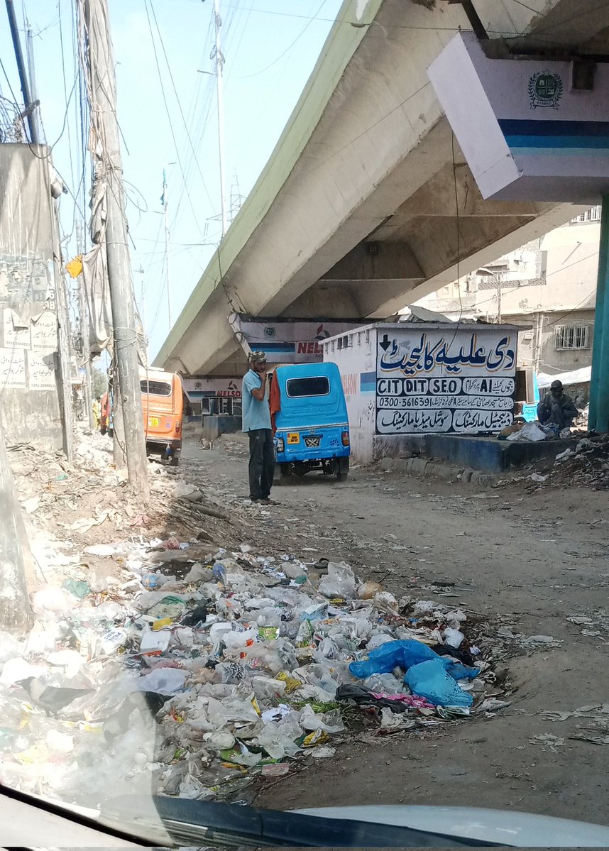 desichawal's tweet photo. کورنگی کراسنگ پر پل کے نیچے یہ گندگی کئی سال سے ہے یہاں چنگچی رکشہ پوائنٹ بھی بن گیا ہے۔ پل کے اوپر سے گزرنے والے اس حرامی پن کو دیکھ نہیں پاتے اسی لیے یہاں کے ٹاؤن چیئرمین کو بھی کوئی پرواہ نہیں ہوتی۔ https://t.co/3uU04PxwyI