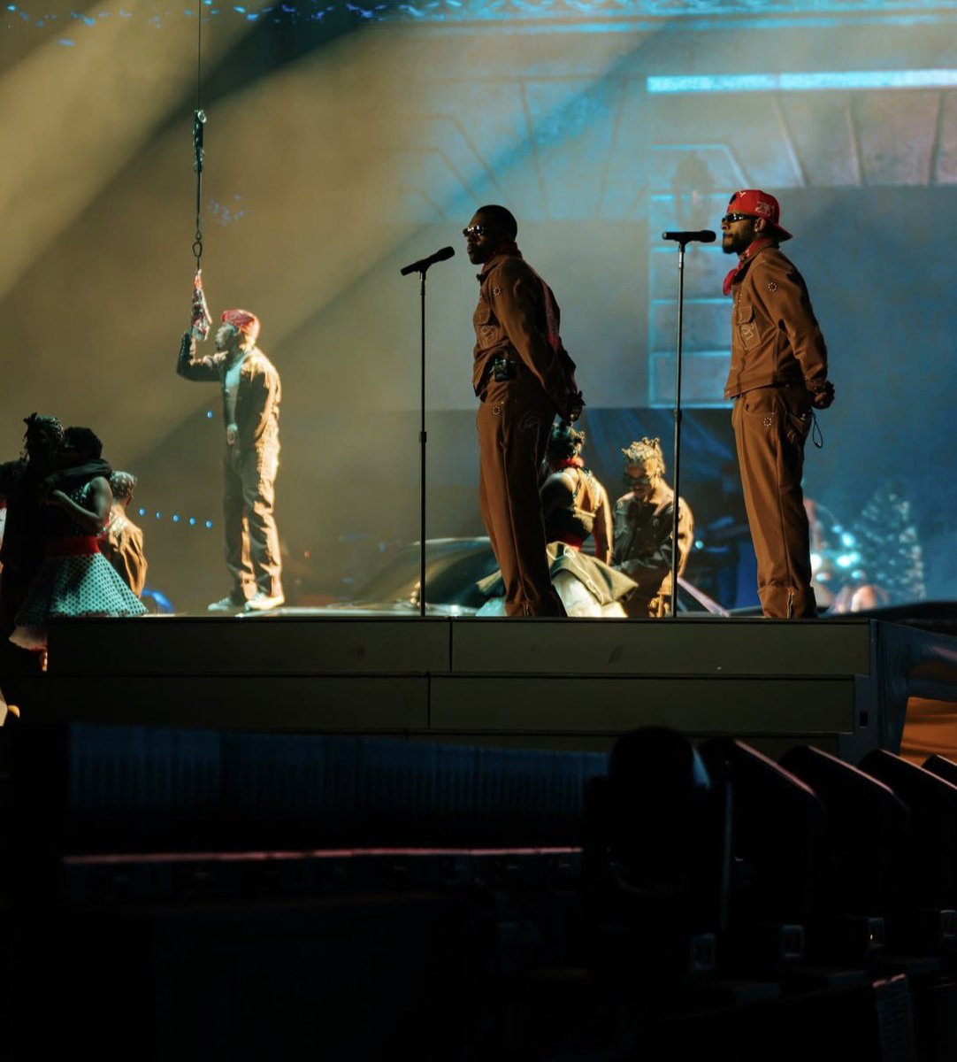 rozaaylove's tweet photo. Mario &amp; Eric Bellinger were Chris’s back up singers for the Fallin performance 🥺🔥🔥 soo cool &amp; they also got to do they solo ish too!! That’s soo dope 🔥🔥🔥🔥 https://t.co/Y6X0IzKtPw