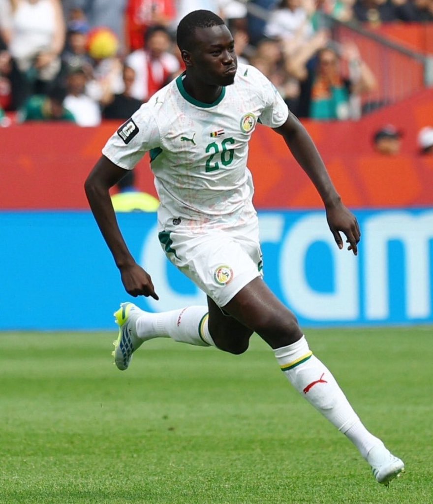 NabyNueve87's tweet photo. si tu t’avais pas vu yaya Toure jouer au football t’as la chance Papa Gueye est là 

2.0 pas de différence https://t.co/0kzKoAgjlA