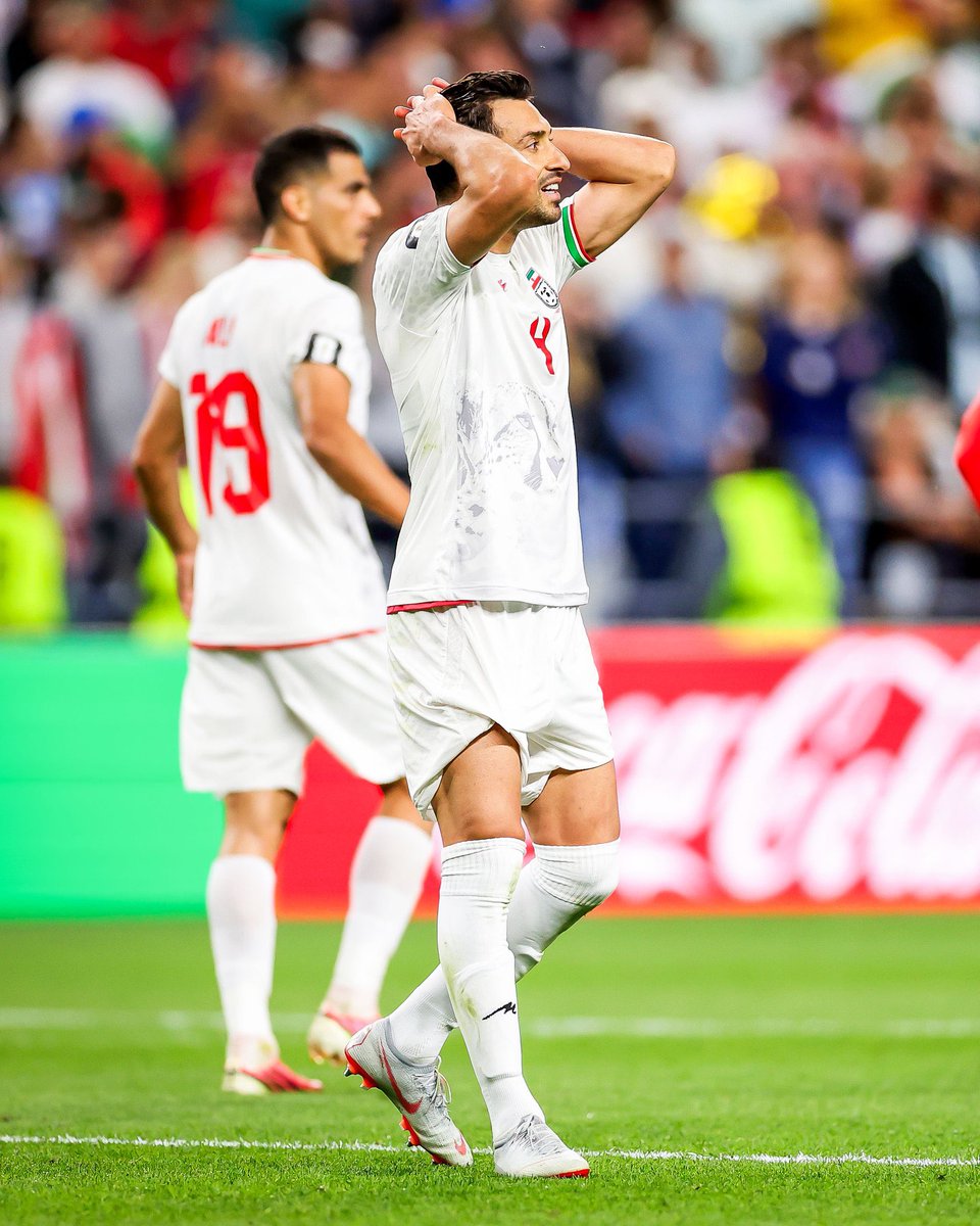 ActuFoot_'s tweet photo. « C’EST UNE COUPE DU MONDE CATASTROPHIQUE. UNE CATASTROPHE ! CE N’EST PAS JUSTE POUR L’IRAN 🇮🇷 ! » 😤💥

Capitaine de la sélection, Mehdi Taremi EST ENCORE MONTÉ AU FRONT pour expliquer la situation de son pays au Mondial 👇

« Mr. Infantino est venu dans notre vestiaire lors du premier match et il a dit : "𝘊𝘦 𝘯’𝘦𝘴𝘵 𝘲𝘶𝘦 𝘭𝘦 𝘥𝘦́𝘣𝘶𝘵" mais la phase de groupes se termine et nous n’avons toujours pas notre équipe logistique ici. Ils n’ont pas de visa !!! » 😤

Comment est-ce possible que nous devions toujours voyager à Tijuana ? 

Nous aimons le peuple mexicain. 🇲🇽❤️

Nous aimons Tijuana. C’est super. Ce sont des gens humbles. Nous les aimons. 

Mais en tant que joueur professionnel, dans une compétition professionnelle, ce n’est pas normal. Est-ce que c’est juste pour la FIFA ? Tant mieux pour eux. Mais ce n’est pas juste !

Nous voulons envoyer un message de paix aux gens. En Iran, en dehors de l’Iran, pour la FIFA, pour tout le monde. Mais il n’y a pas de paix des autres envers nous. 😔

JE SUIS TRISTE..
Mais un être humain a toujours de l’espoir, et nous avons une bonne énergie dans le vestiaire, donc, oui, on verra ce qu’il va se passer. Nous sommes fiers. »

🎥 @MartinDandach