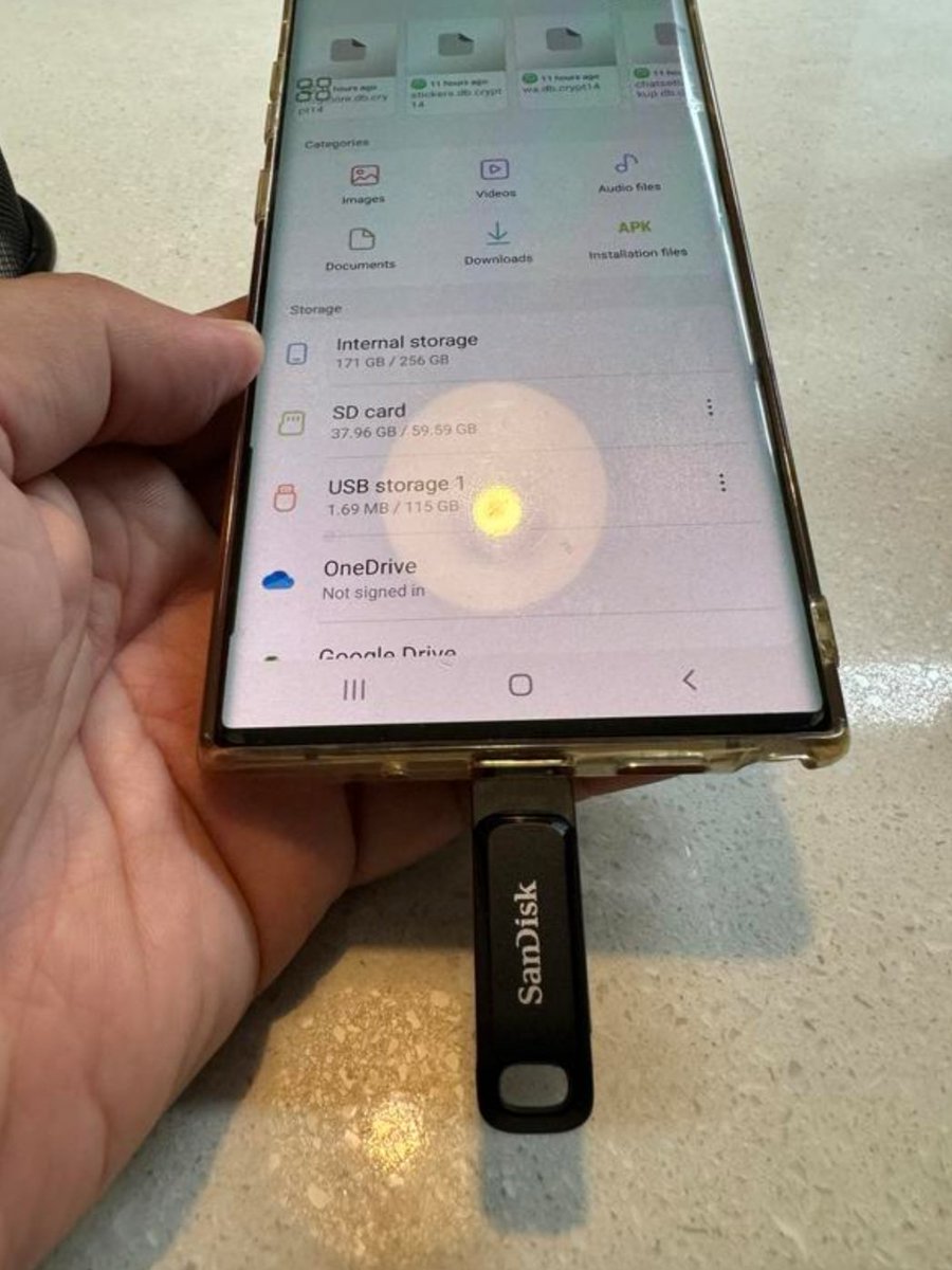 mrqzon's tweet photo. Buat yg suka konseran tapi kapasitas hp nya limit, sumpah beli ini deh. Beneran berguna banget, apalagi buat yg suka fancam pas nonton konser &amp; rent hp. Pake ini beneran cepet banget buat mindahin fancam2 4k yg bahkan durasinya diatas 2 menit, satset banget jadinya 👍🏻😭 https://t.co/h3k9f6C6SA
