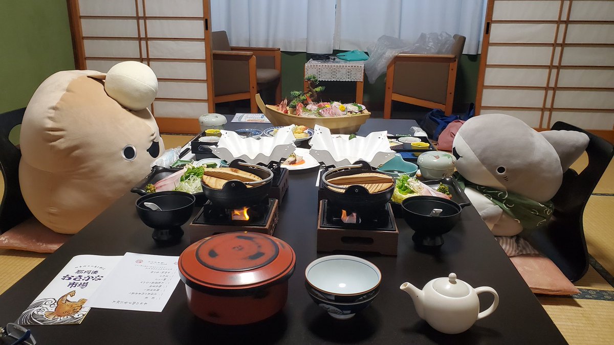 rotfaybg's tweet photo. おともだちとお夕飯。
お料理がいっぱいだよ！
あれ～あんこうちゃんがデカ過ぎる～
#おでかけ子ザメ
#子ザメとまいにち https://t.co/hcUsZhwETy